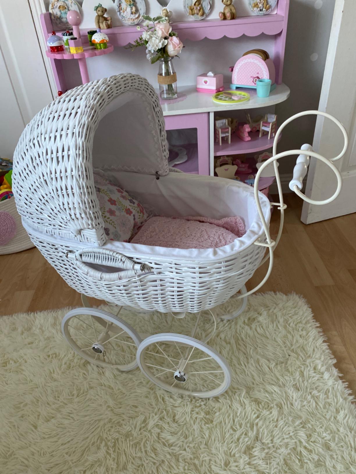 smallfoot Carrozzina bambole cesta vimini bianca da 3 anni