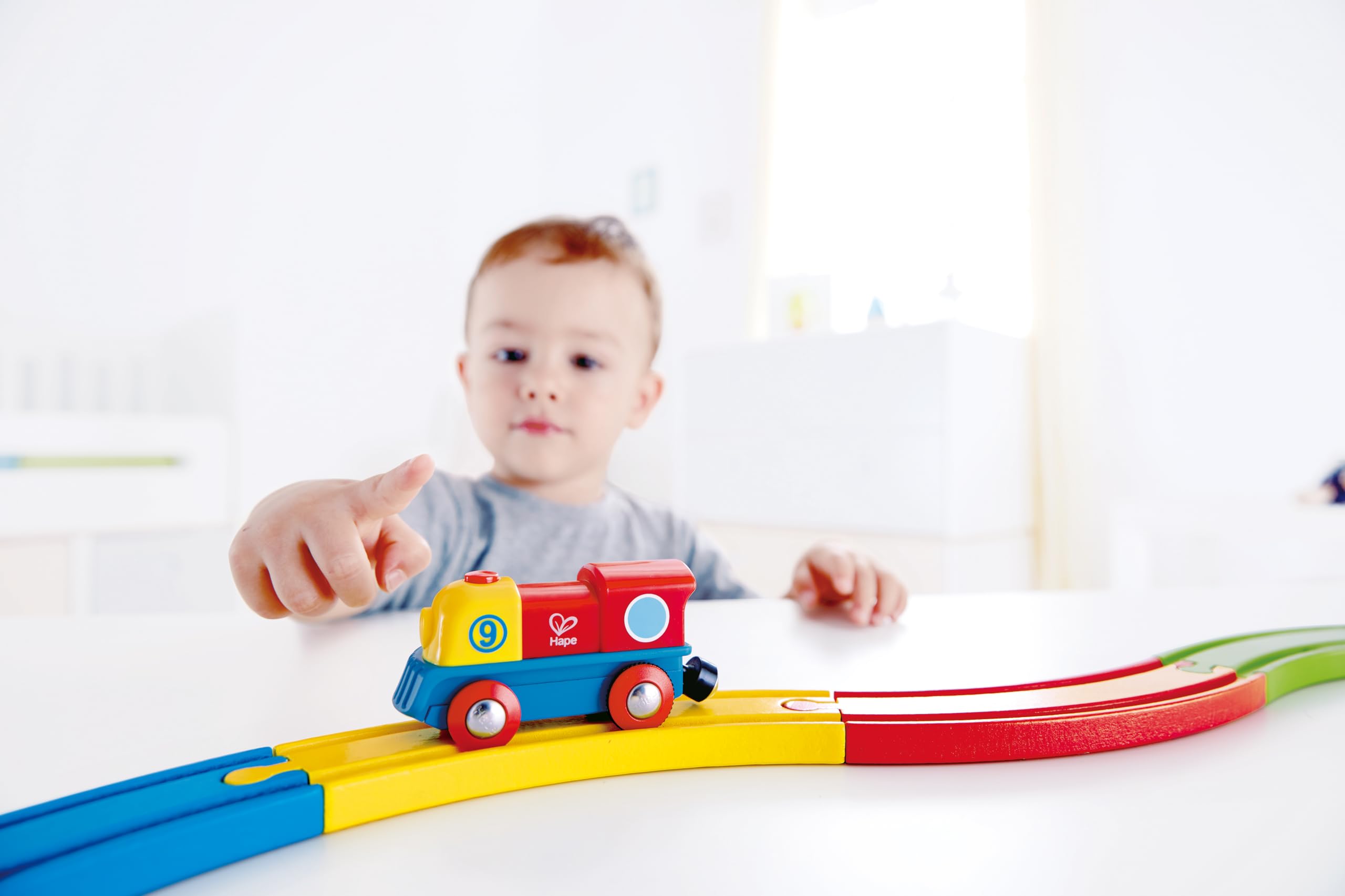 Hape E3820 Piccola Locomotiva a Batteria con Pulsante