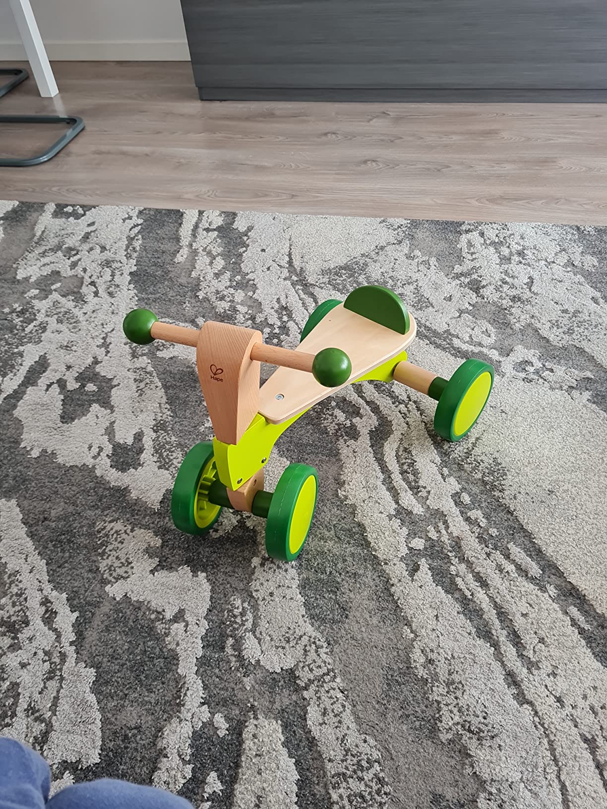 Hape Scooter 4 Ruote Cavalcabile in Legno Senza Pedali 12 Mesi