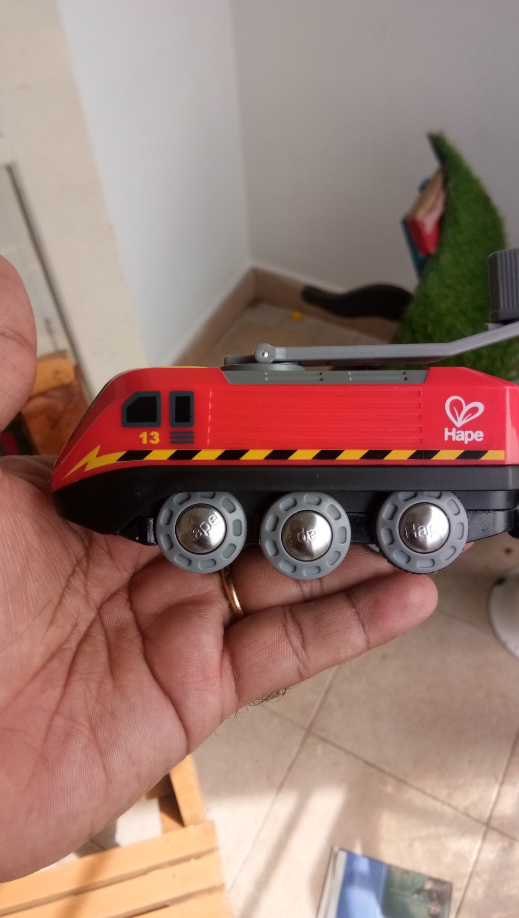 Hape treno a dinamo rosso giocattolo in legno