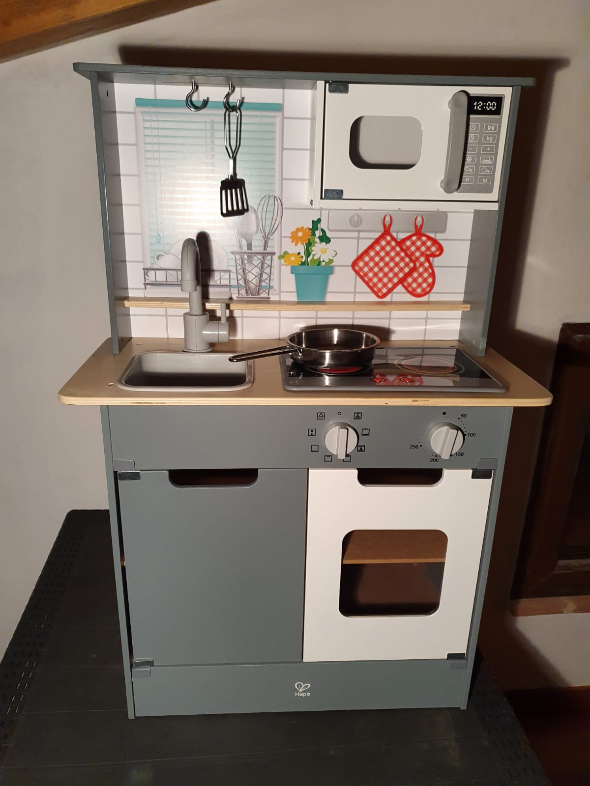 Hape E3166 Cucina Grigia giocattolo in legno con luci e suoni