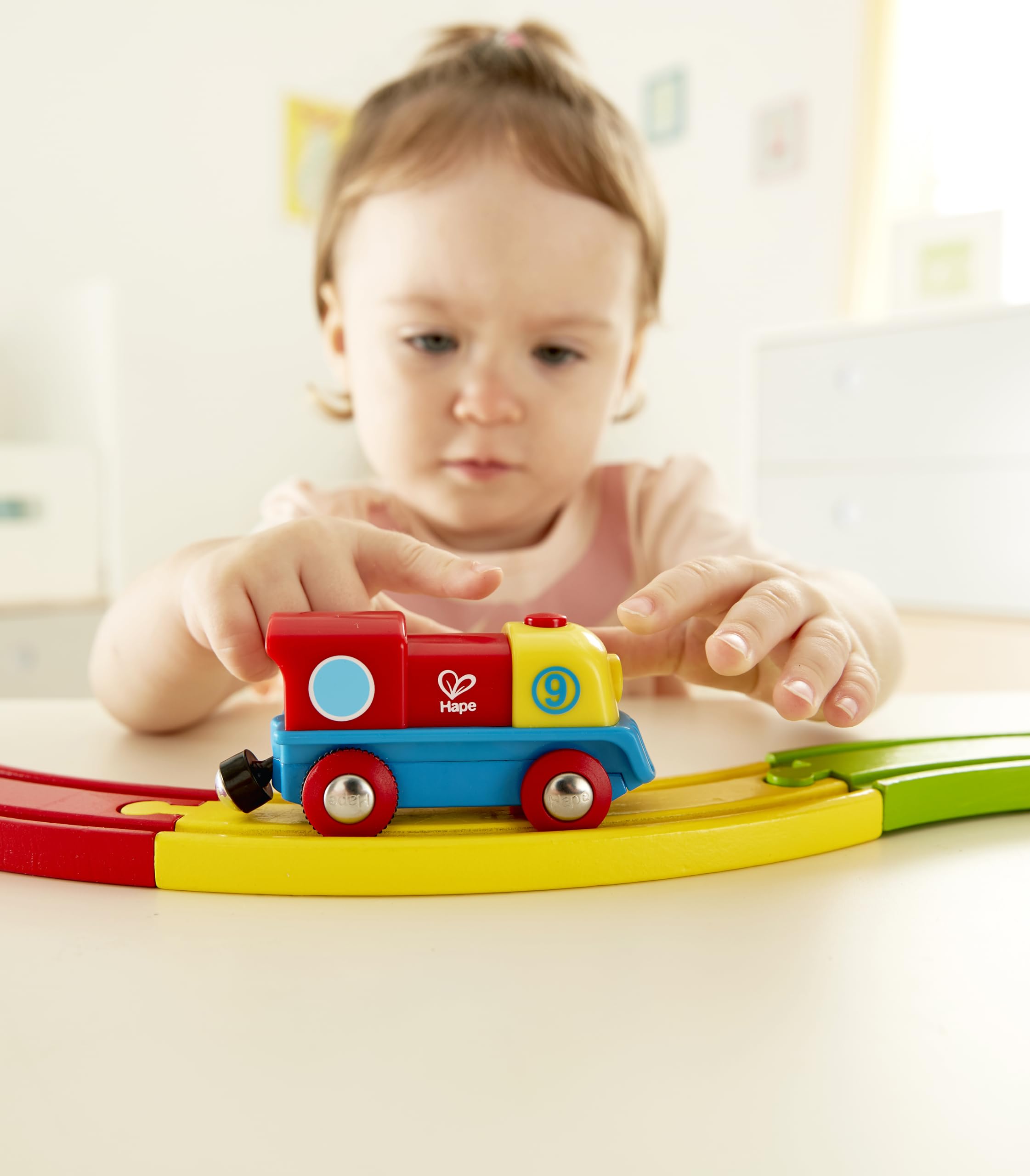 Hape E3820 Piccola Locomotiva a Batteria con Pulsante