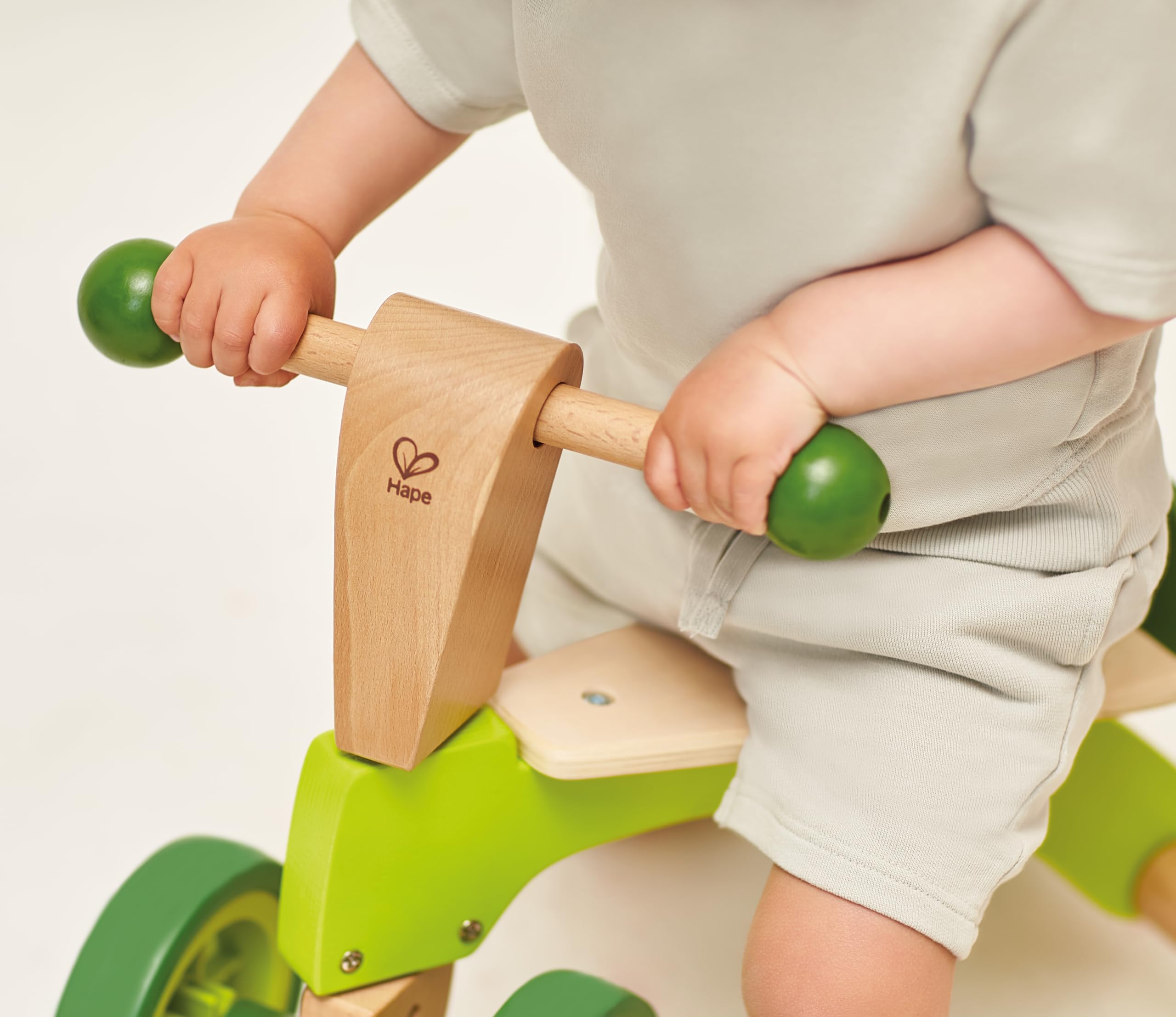 Hape Scooter 4 Ruote Cavalcabile in Legno Senza Pedali 12 Mesi