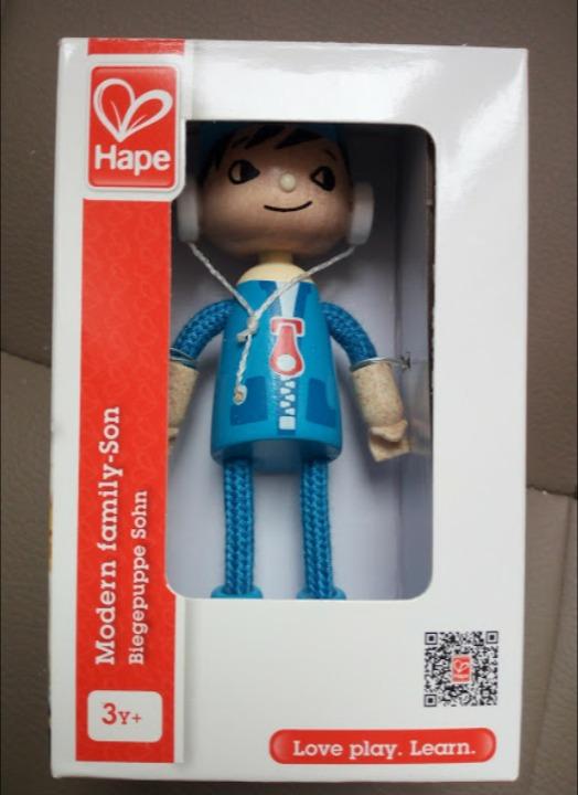 Hape Famiglia Moderna Figlio bambola legno con arti flessibili