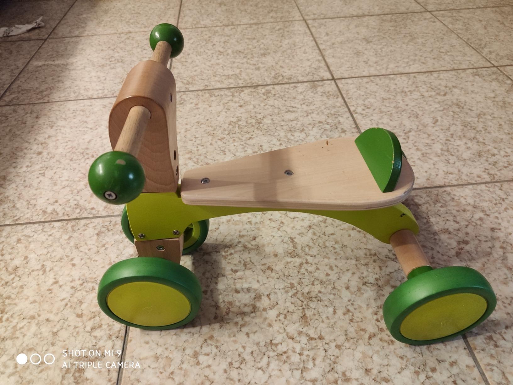 Hape Scooter 4 Ruote Cavalcabile in Legno Senza Pedali 12 Mesi