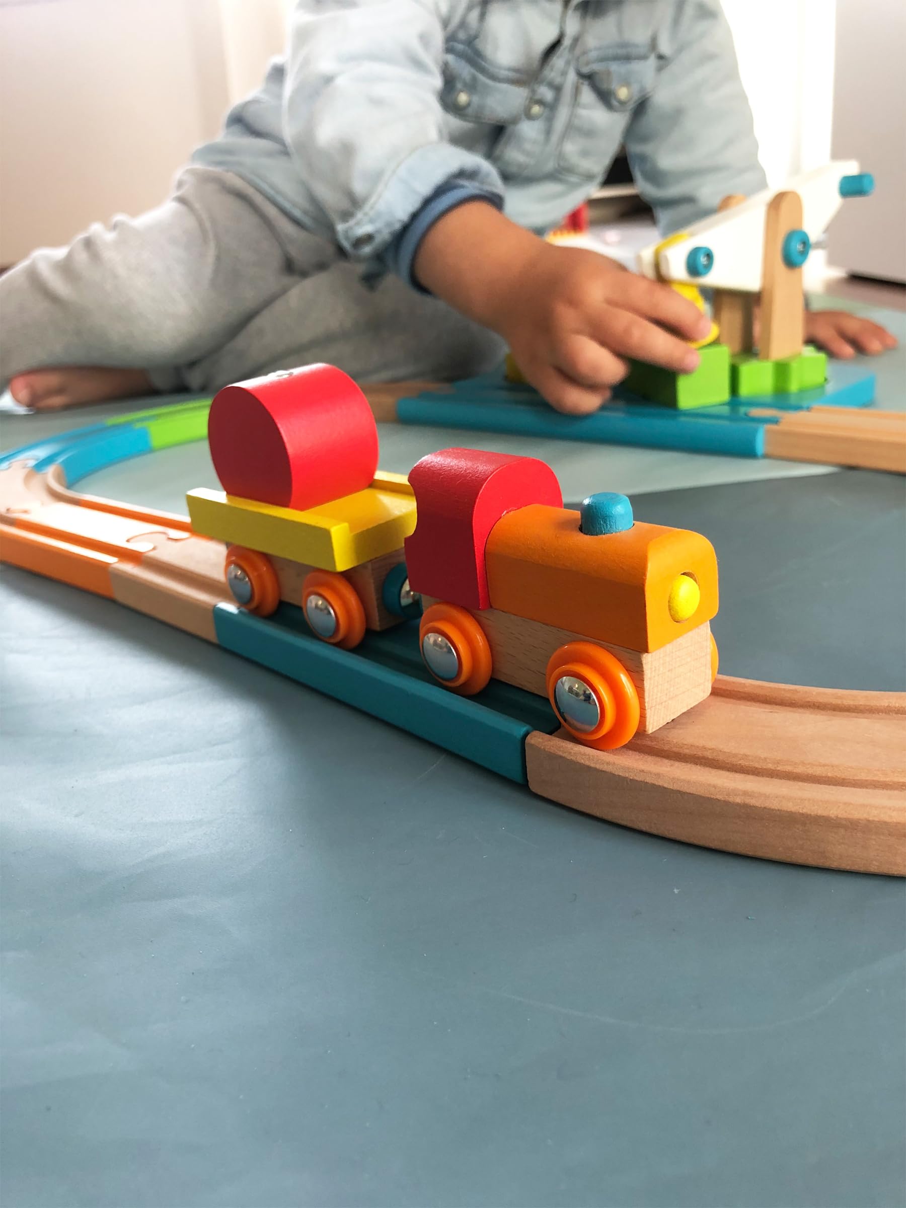 smallfoot 11494 treno in legno con gru 16 pezzi