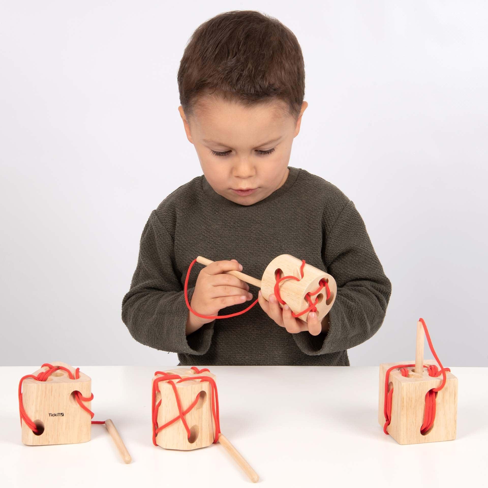 Tickit Wooden Lacing Shapes gioco allacciatura legno 4 pezzi