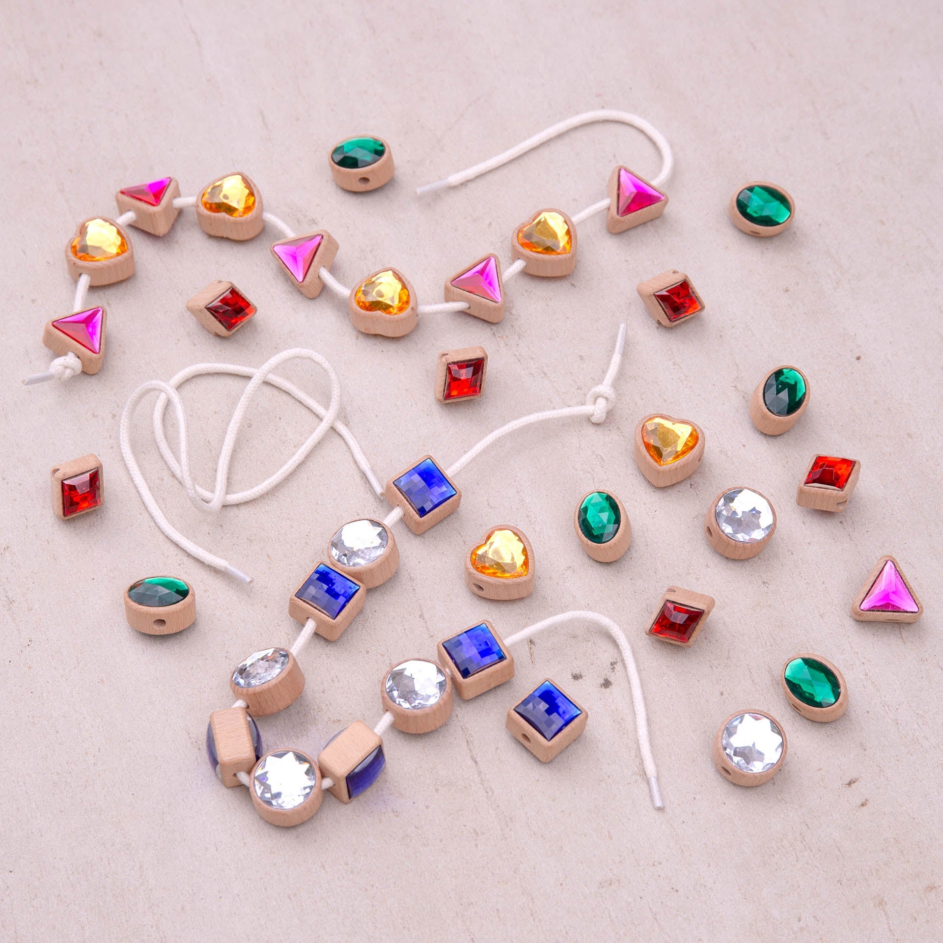 Tickit Shape Lacing Jewels perle legno forme 36 pezzi lacci