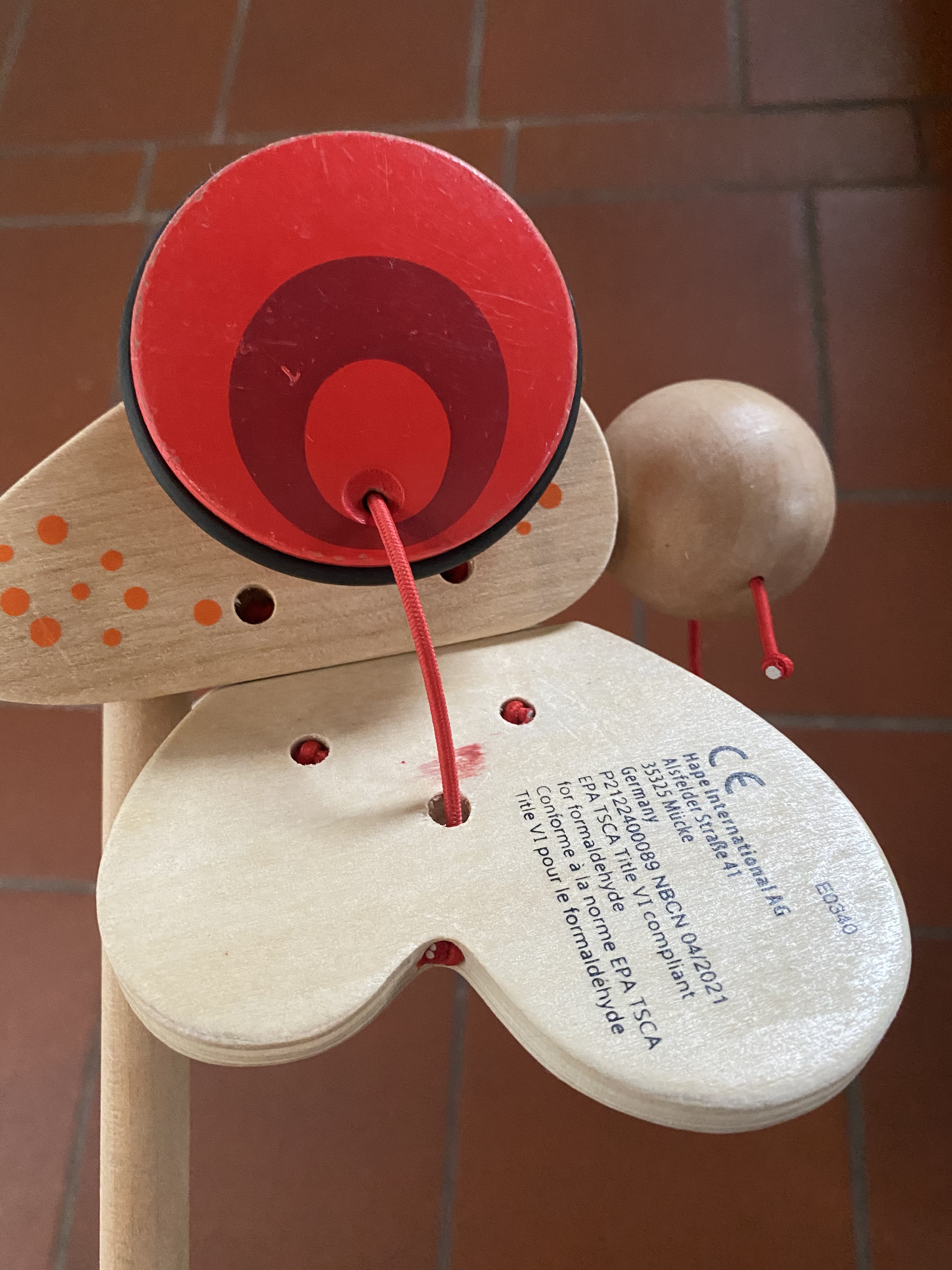 Hape Farfallina Colorata Giocattolo da Trainare in Legno con Ali