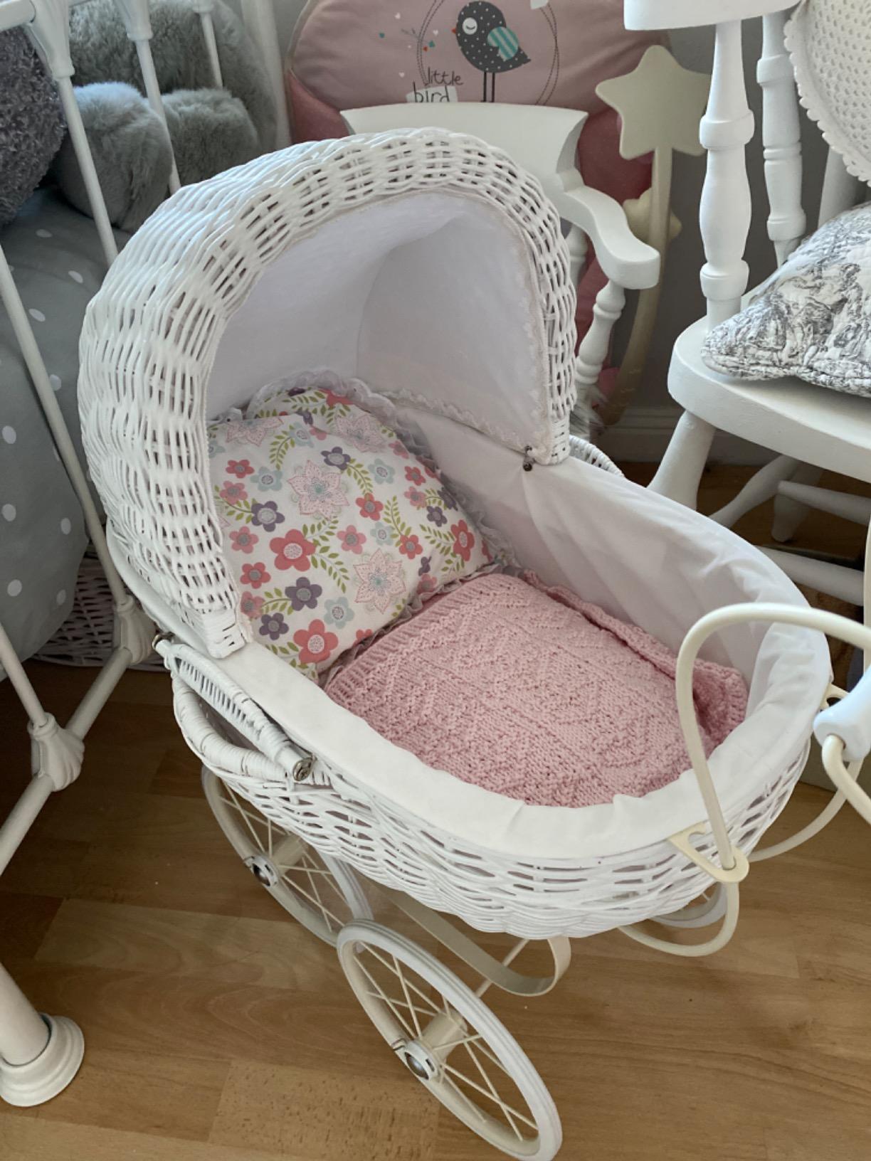 smallfoot Carrozzina bambole cesta vimini bianca da 3 anni