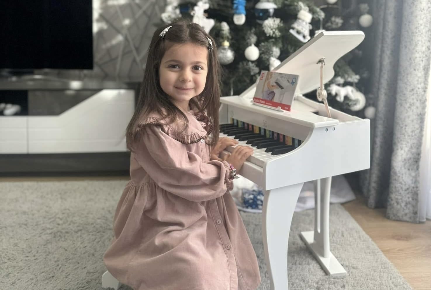 Hape Deluxe Pianoforte Bianco 30 Tasti con Sgabello 3 Anni