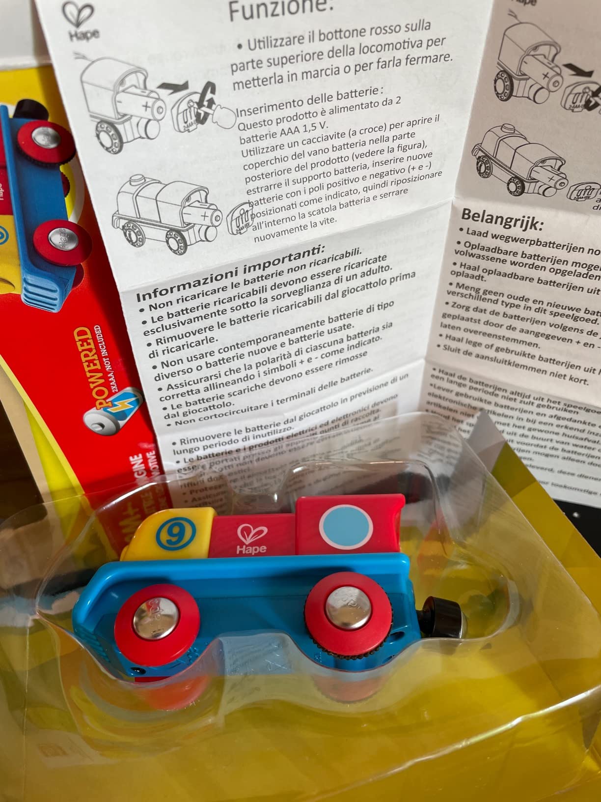 Hape E3820 Piccola Locomotiva a Batteria con Pulsante