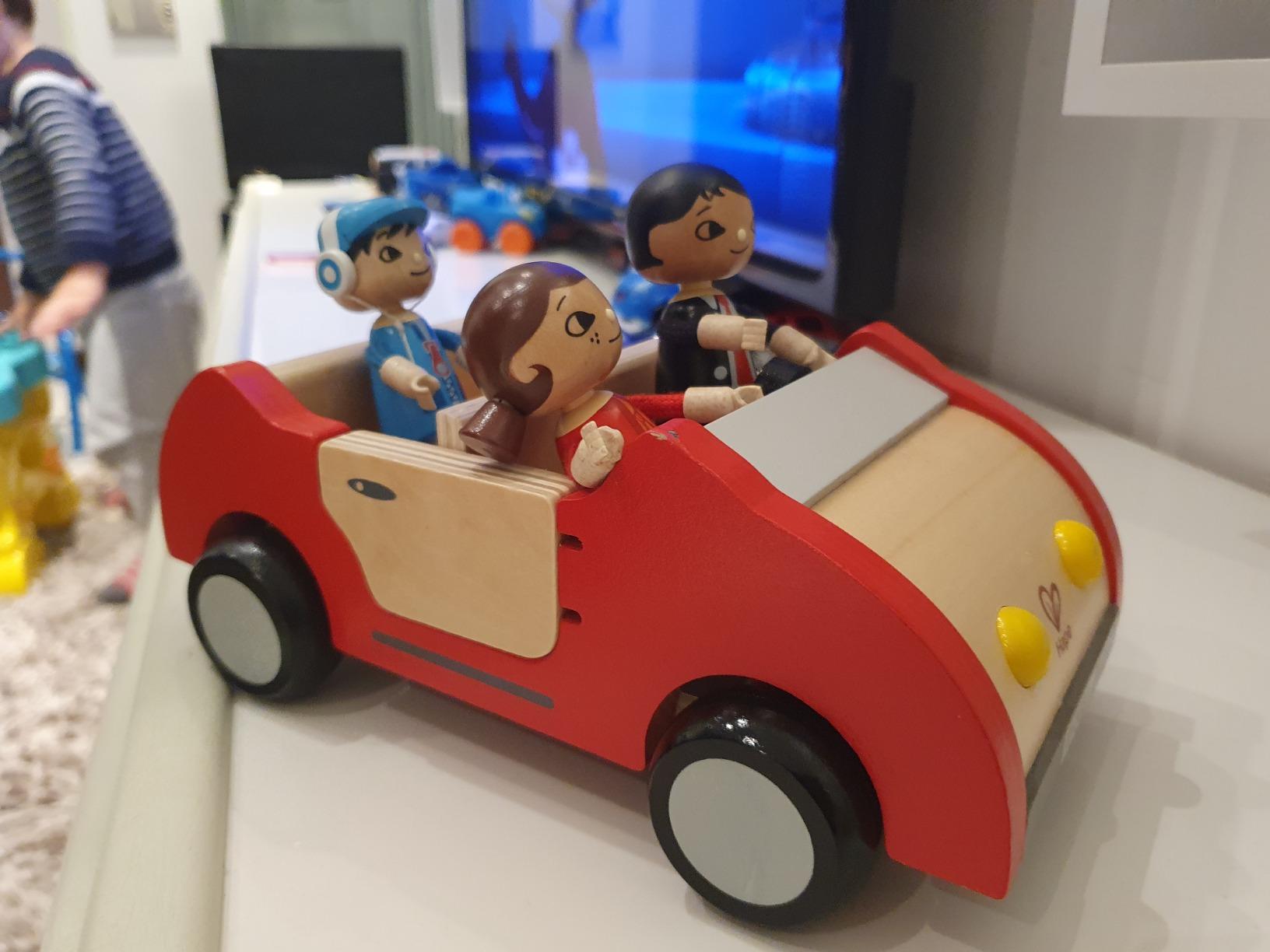 Hape Famiglia Moderna Papà Bambola in Legno con Arti Flessibili