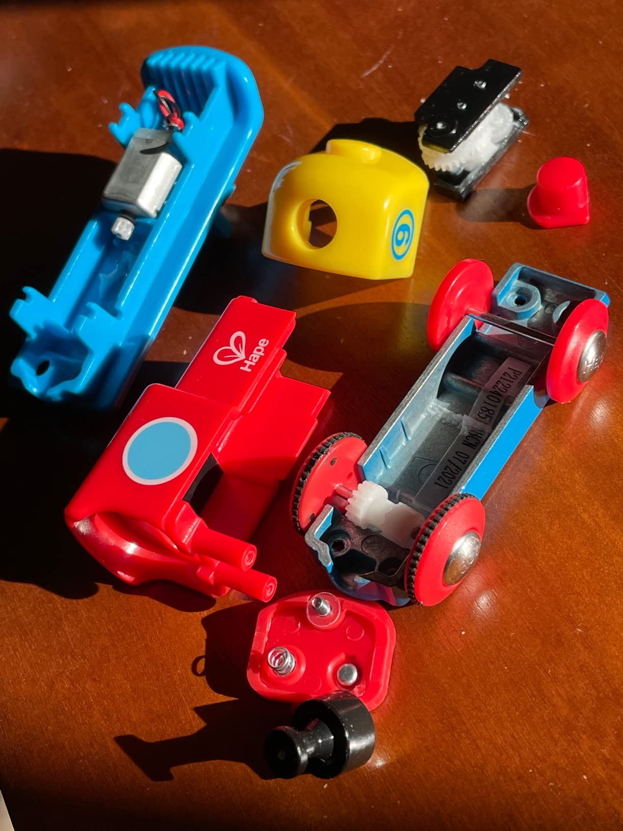 Hape E3820 Piccola Locomotiva a Batteria con Pulsante