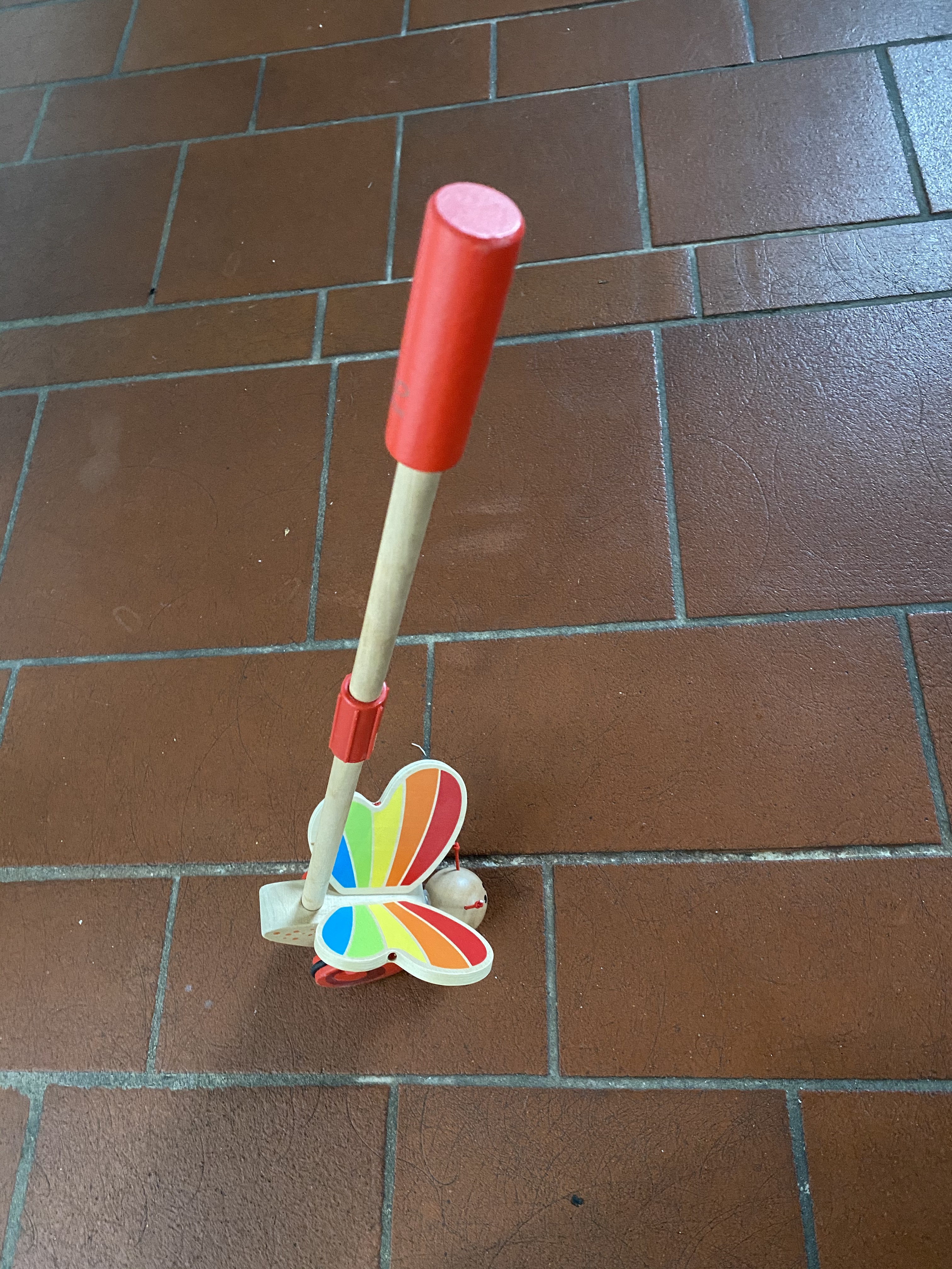 Hape Farfallina Colorata Giocattolo da Trainare in Legno con Ali