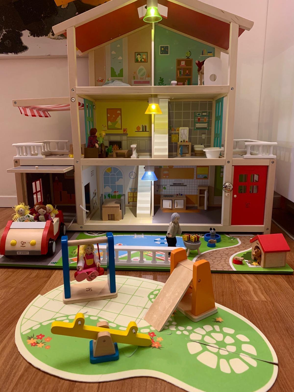 Hape Villa delle bambole casa legno 3 piani 8 stanze