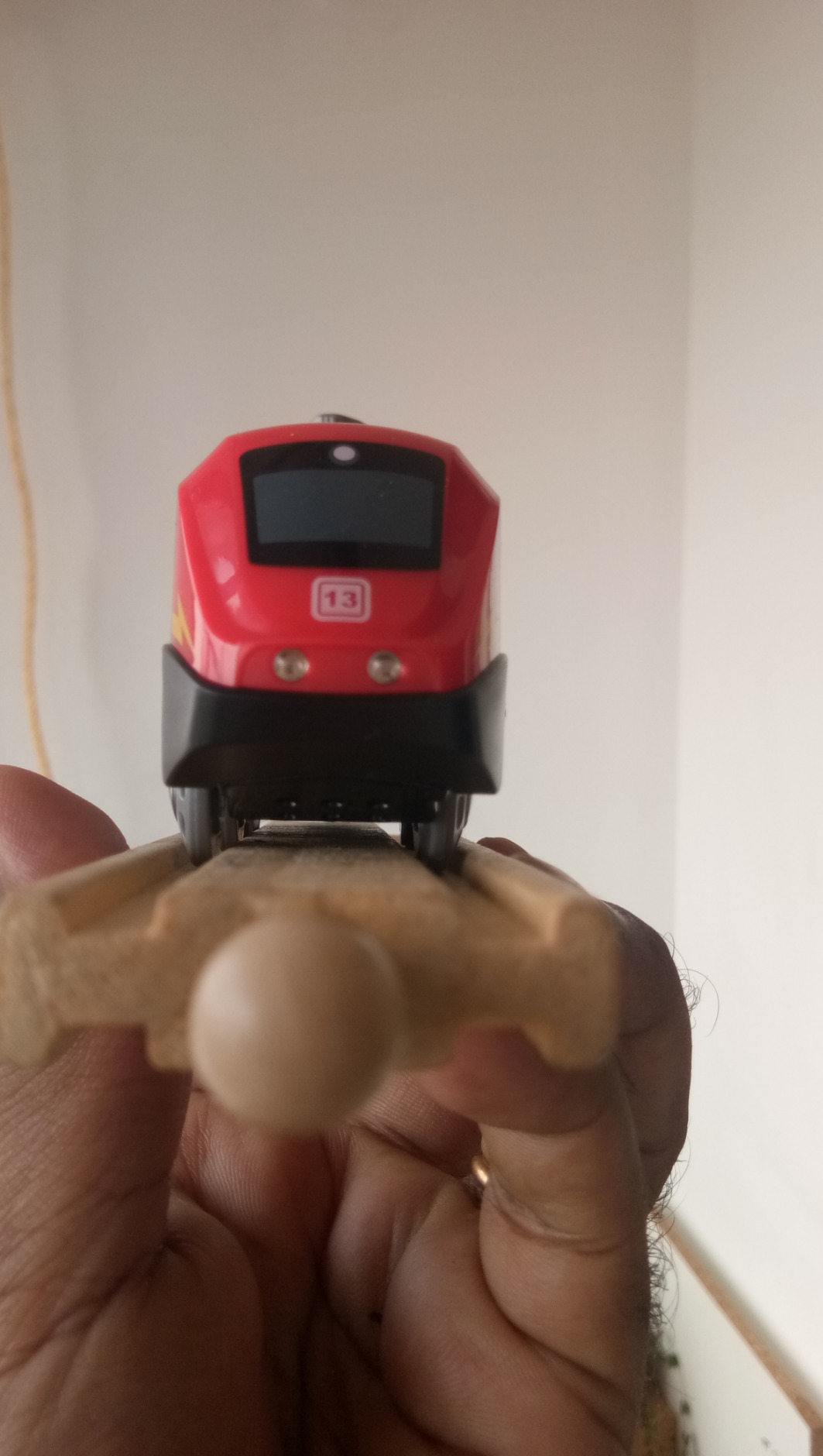 Hape treno a dinamo rosso giocattolo in legno