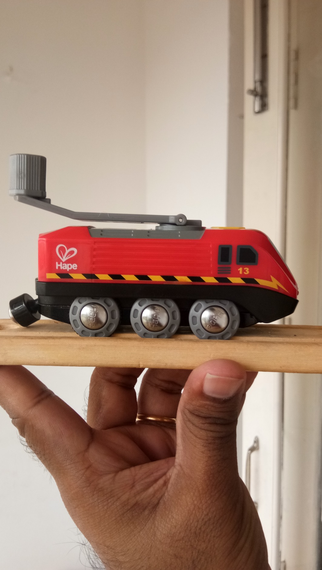 Hape treno a dinamo rosso giocattolo in legno