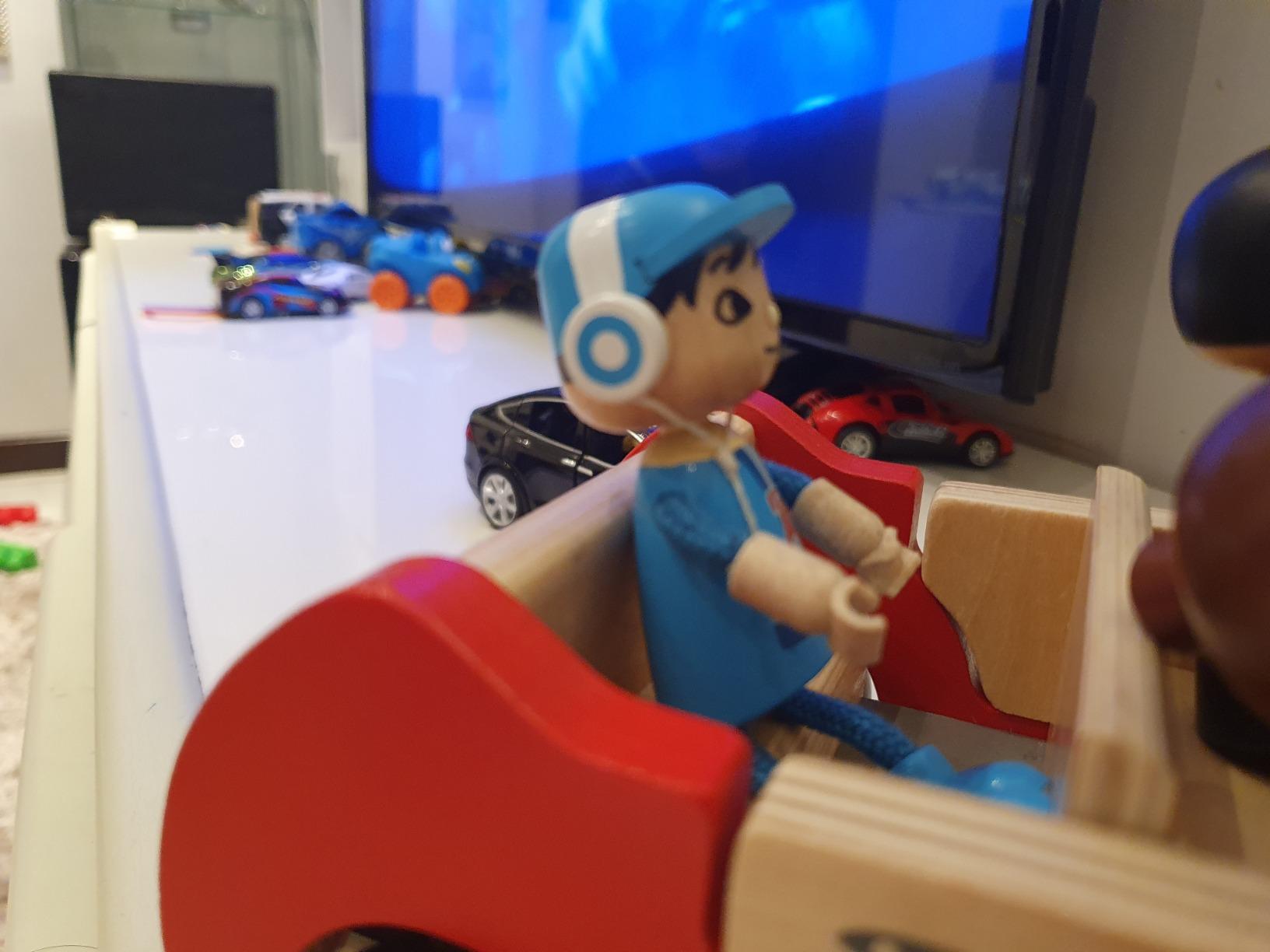 Hape Famiglia Moderna Figlio bambola legno con arti flessibili