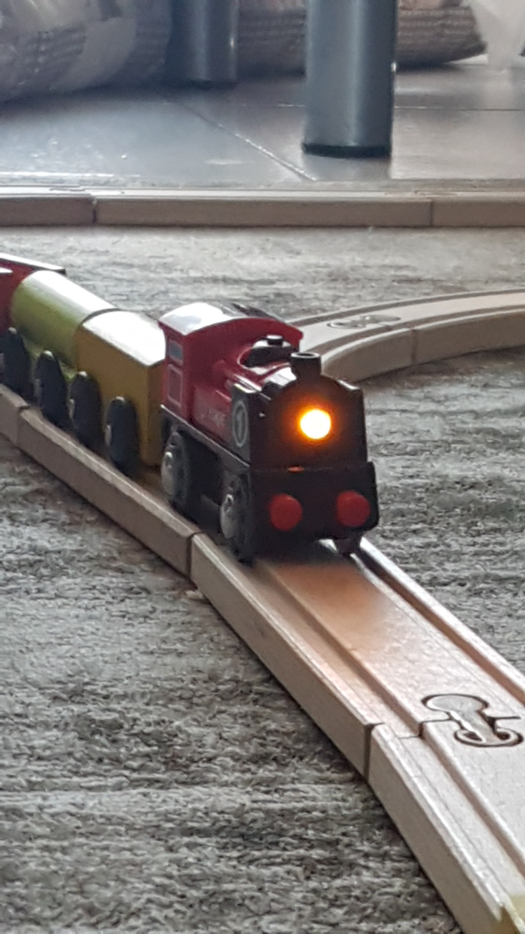Hape Locomotiva a Batteria trenino rosso con luce