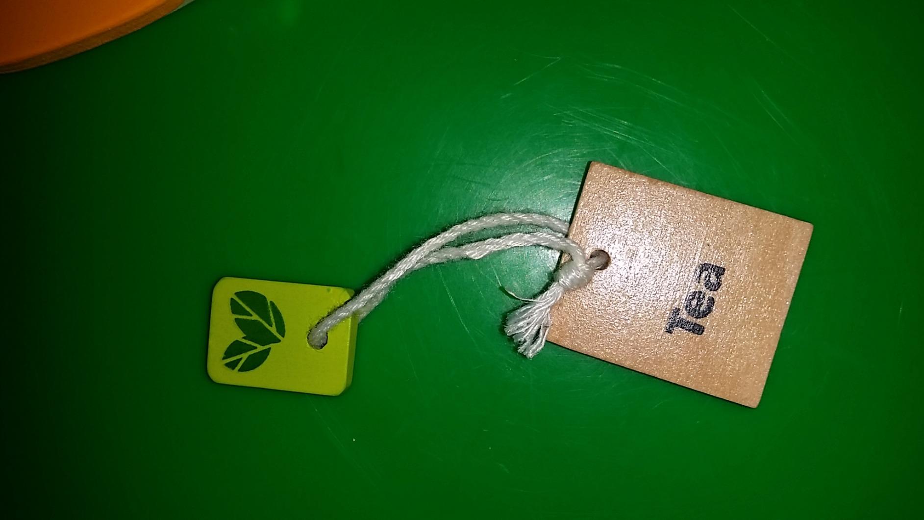 Hape E3124 Servizio da tè giocattolo per due in legno