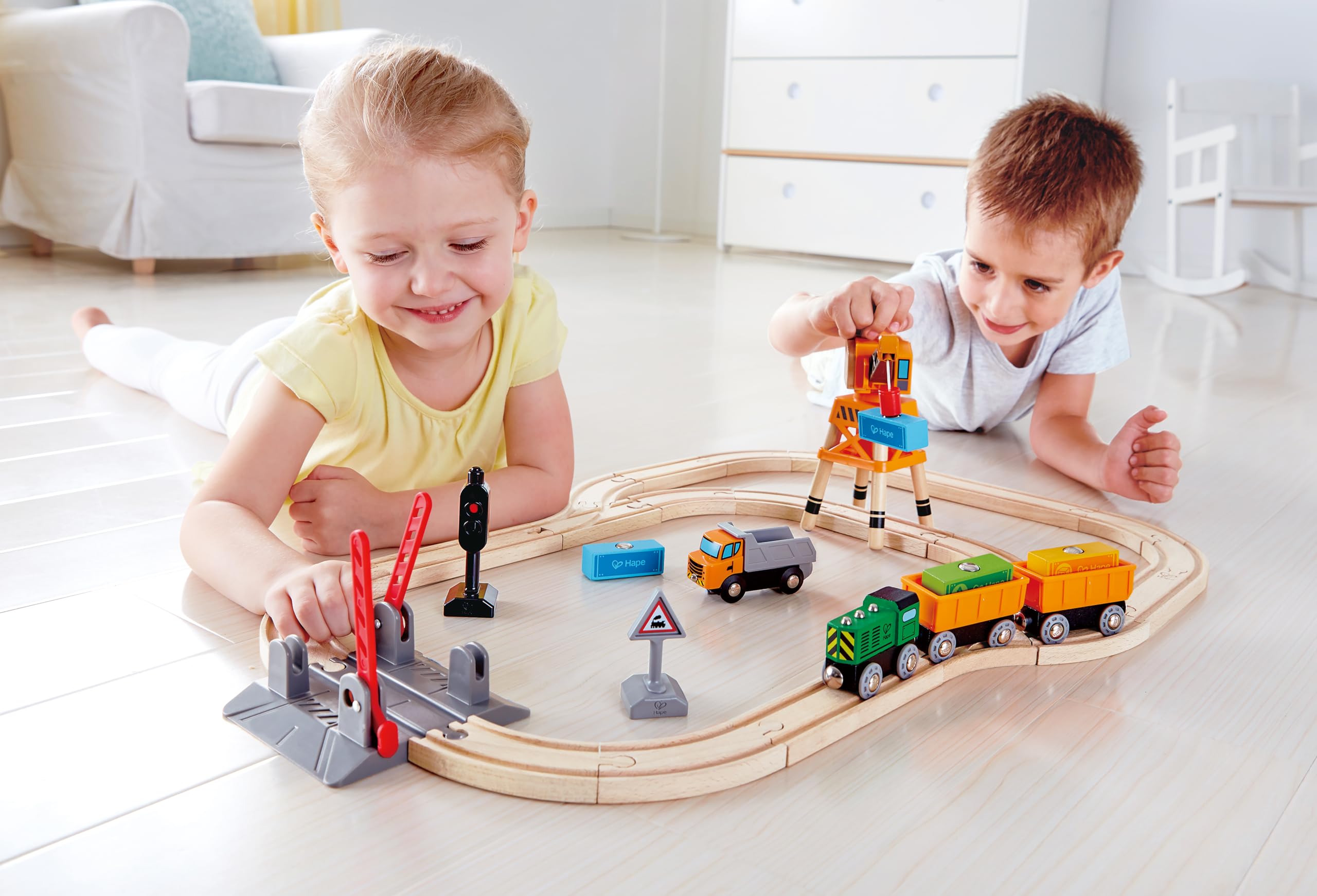 Hape Pista Trenino Legno 32 Pezzi con Gru e Passaggio a Livello