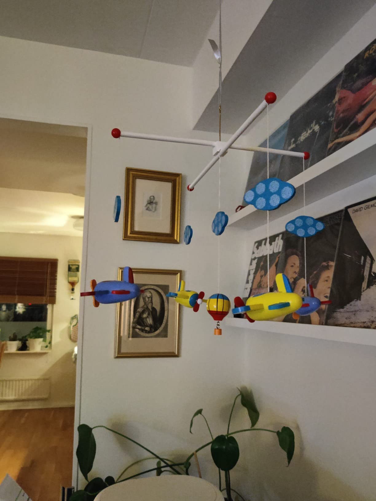 smallfoot Viaggio in cielo 7938 giostrina legno con aerei