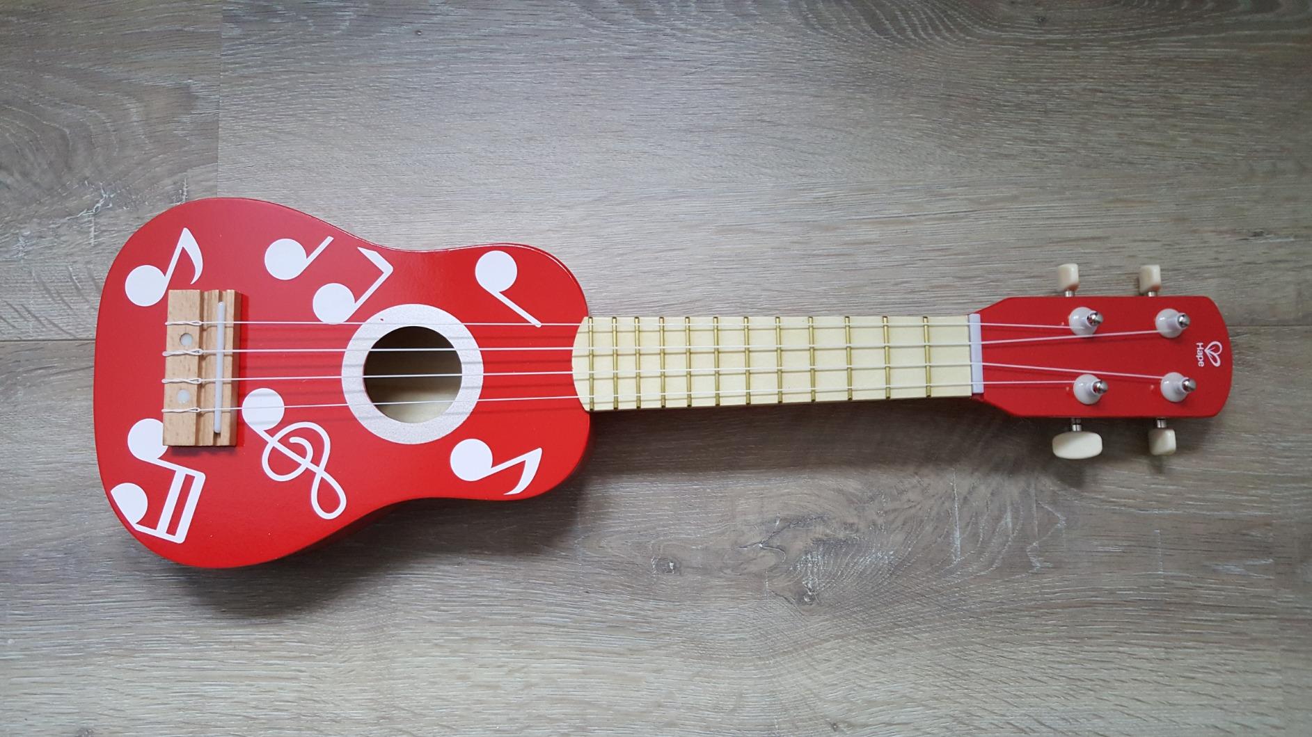 Hape E0603 ukulele in legno rosso accordabile dai 3 anni