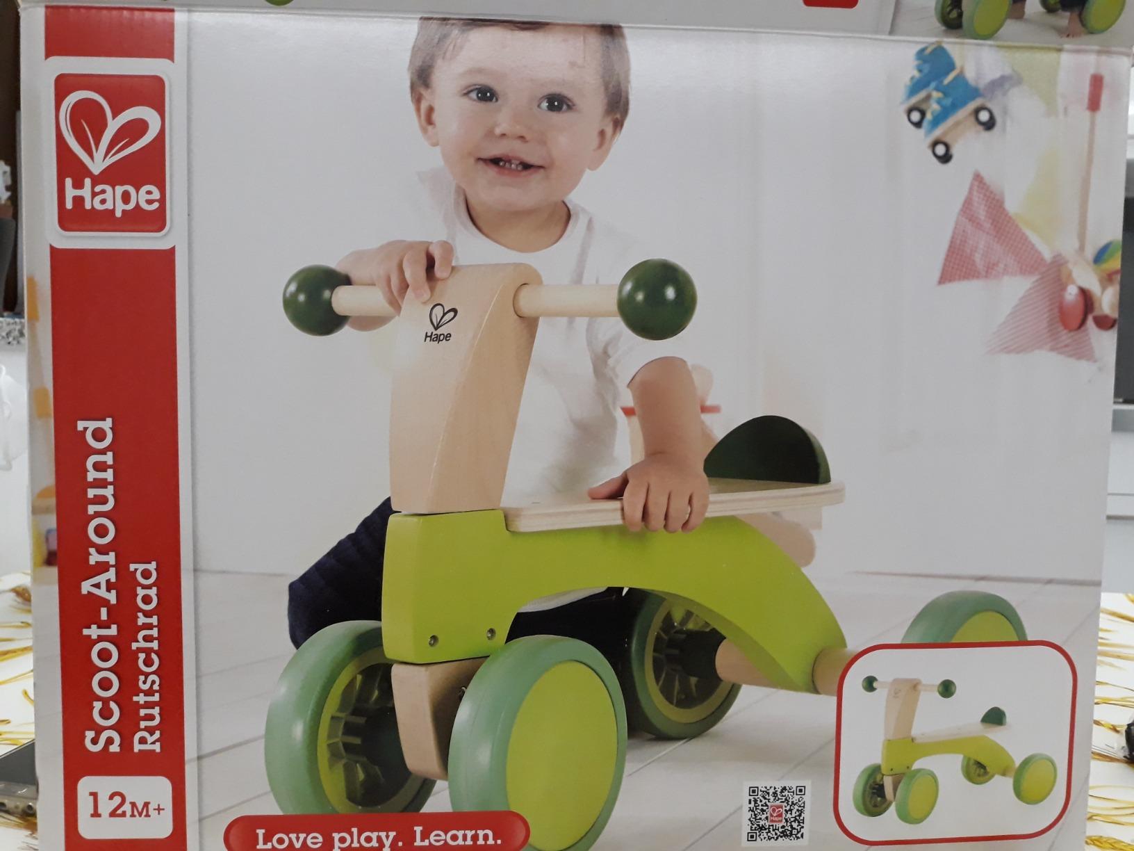 Hape Scooter 4 Ruote Cavalcabile in Legno Senza Pedali 12 Mesi
