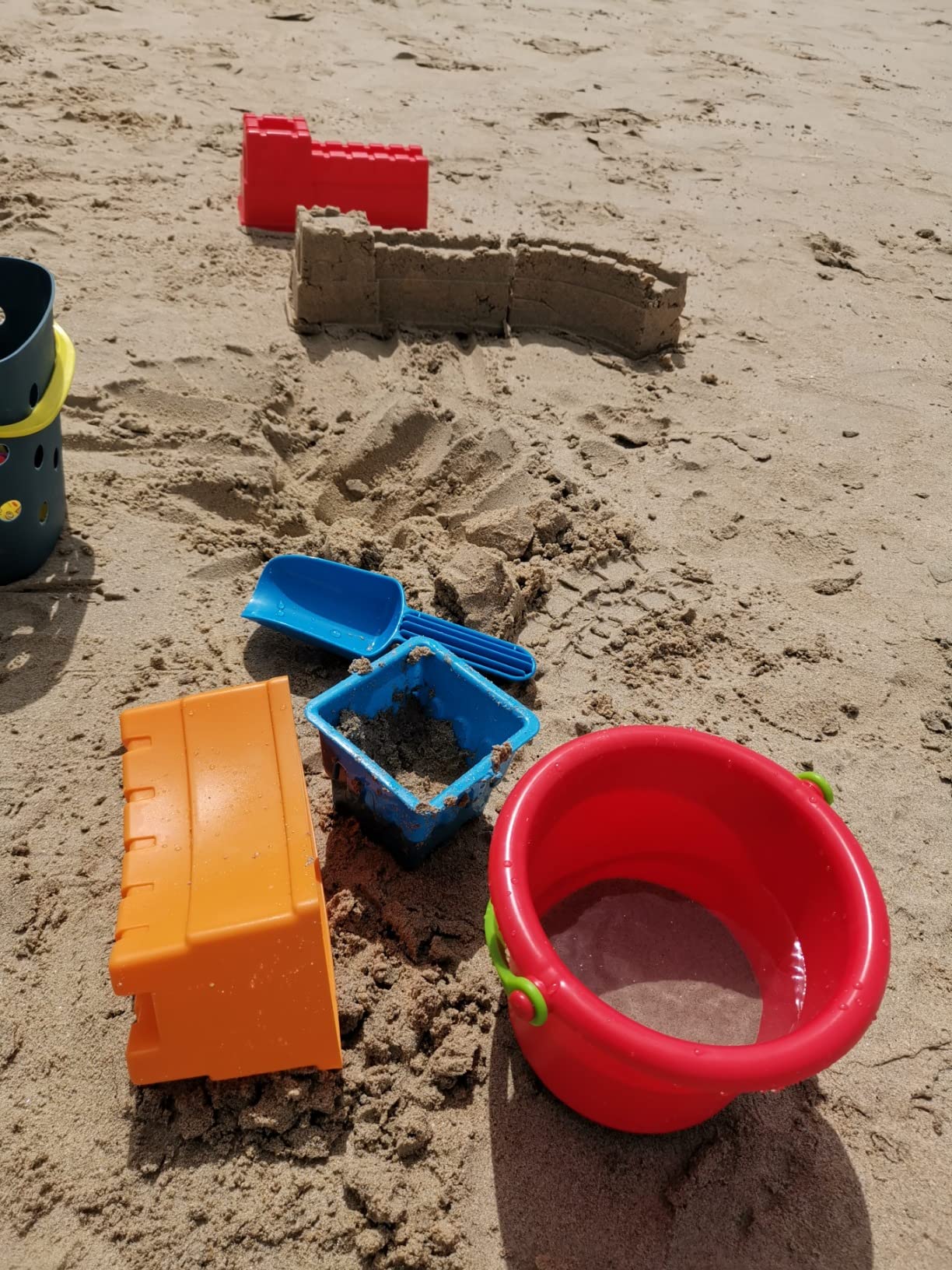 Hape Set Spiaggia 5 in 1 Secchielli e Palette dai 18 Mesi