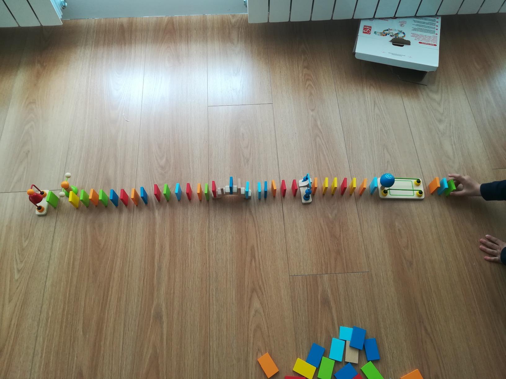 Hape Domino Dinamici set domino legno 107 pezzi multicolore