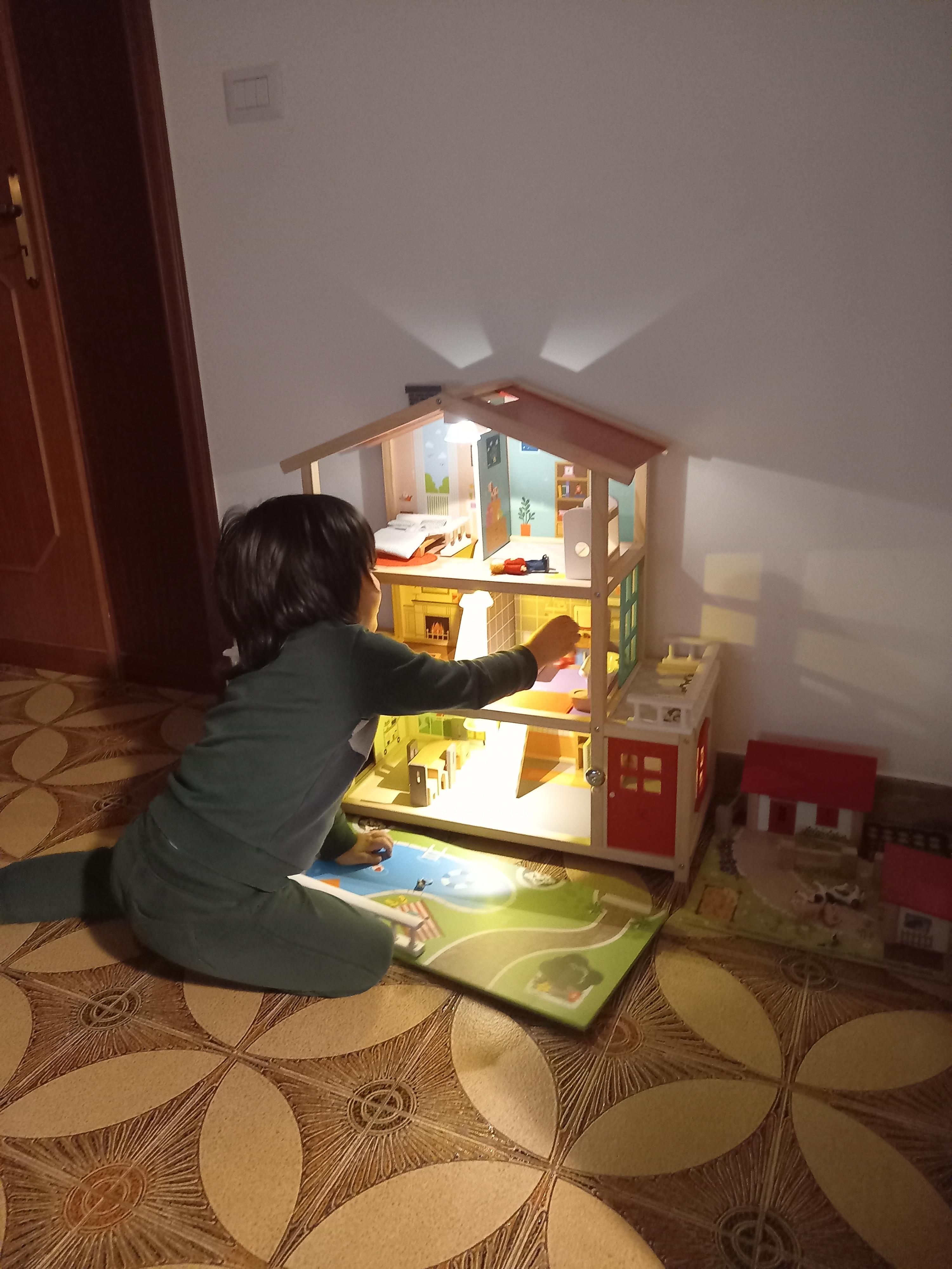 Hape Villa delle bambole casa legno 3 piani 8 stanze