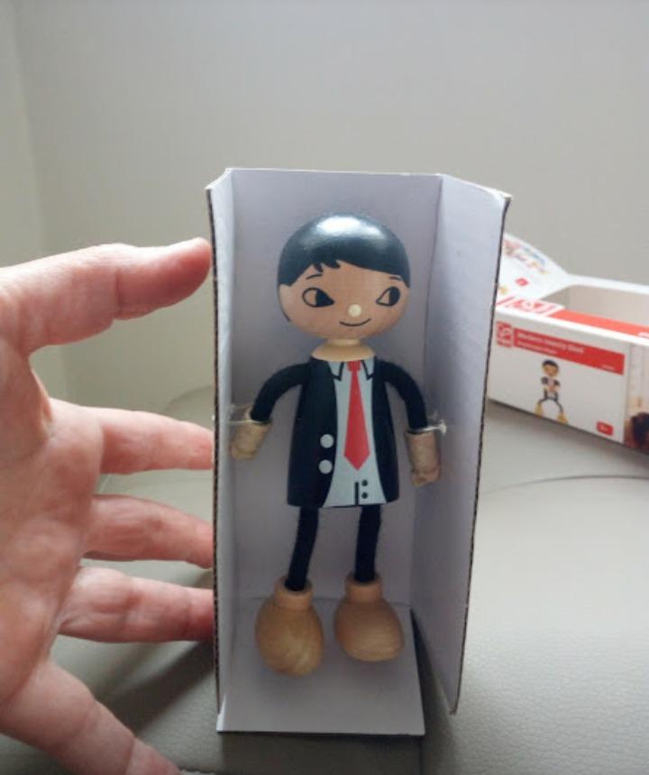 Hape Famiglia Moderna Papà Bambola in Legno con Arti Flessibili