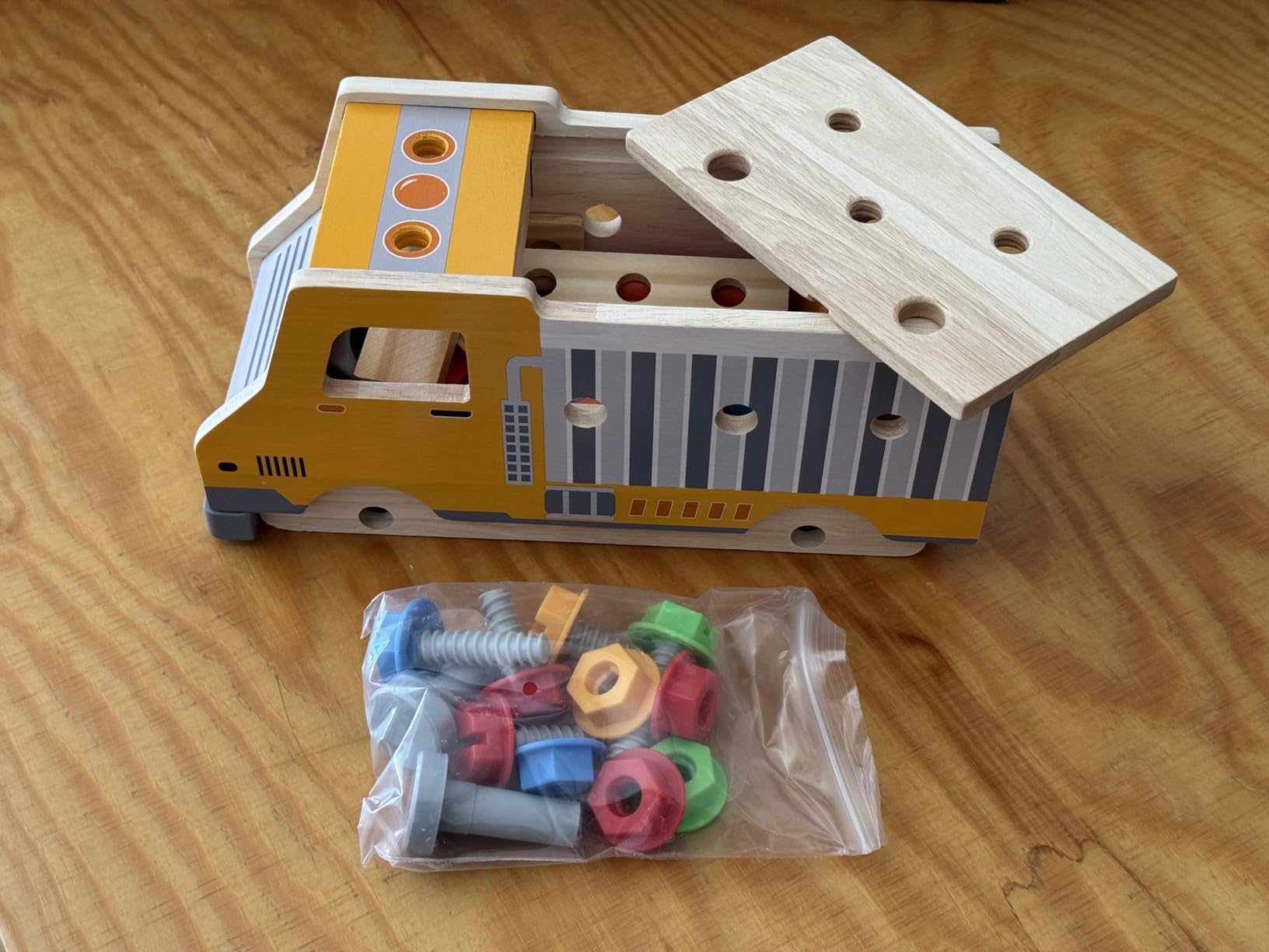 DINORUN camion cassetta attrezzi legno 47 pezzi 3-6 anni