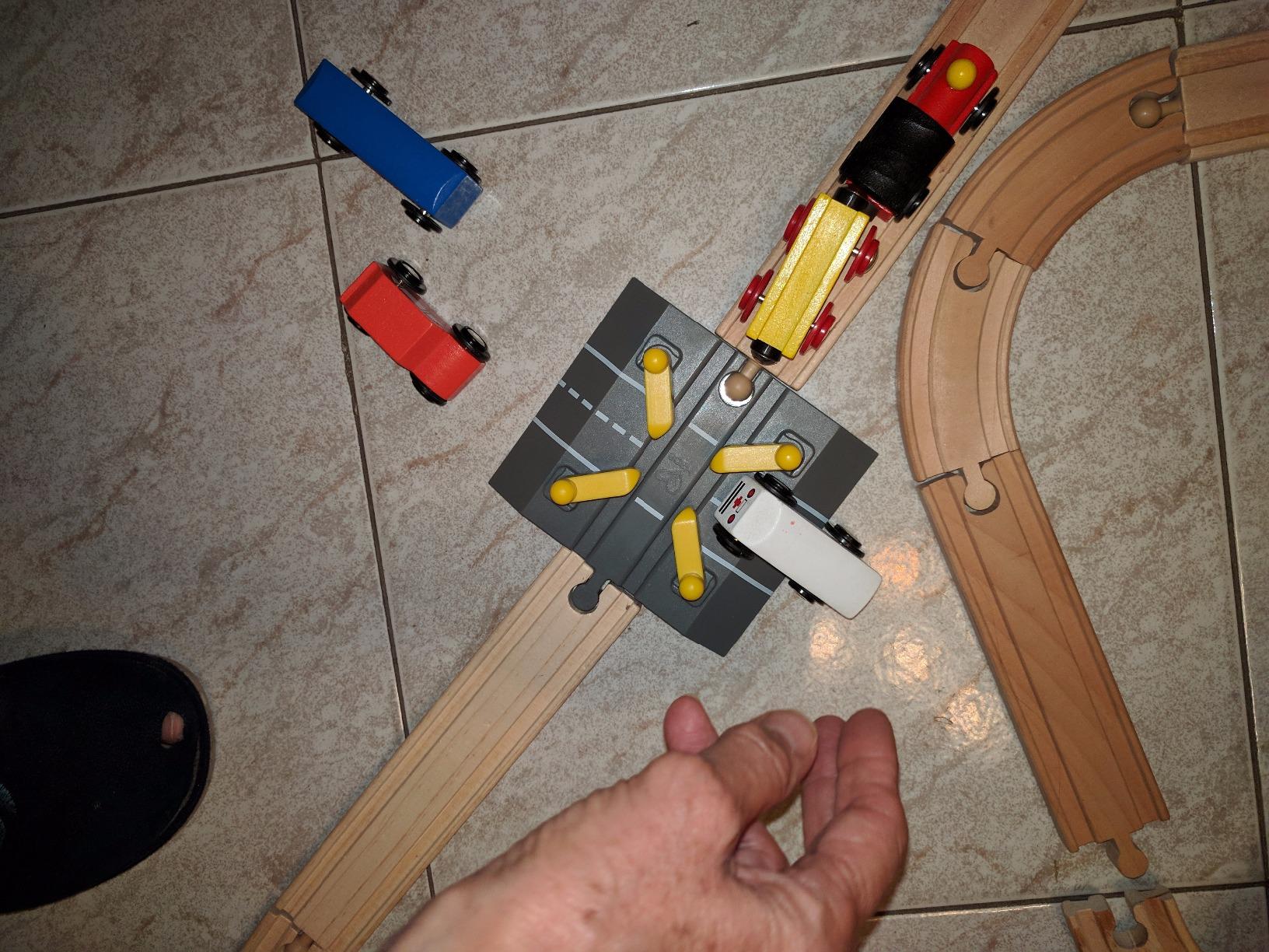 Hape Passaggio a Livello Automatico per trenini