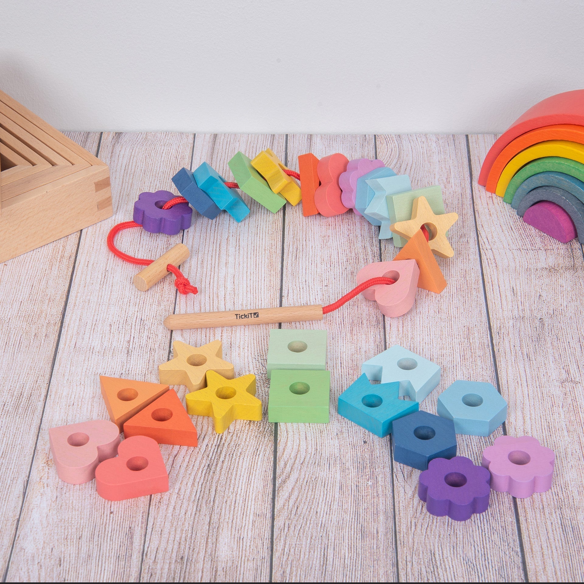 Tickit Rainbow Wooden Forme da Infilare 28 Pezzi in Legno