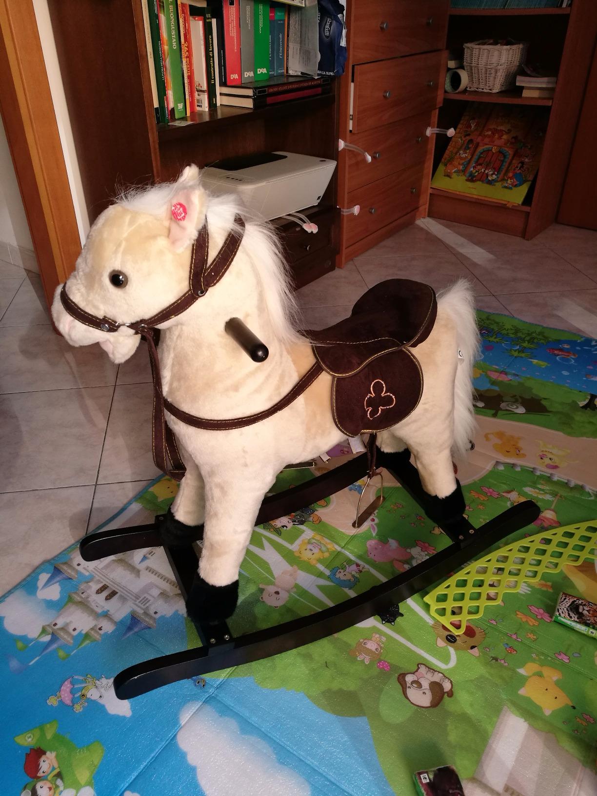 smallfoot 4101 Zottel cavallo a dondolo sonoro