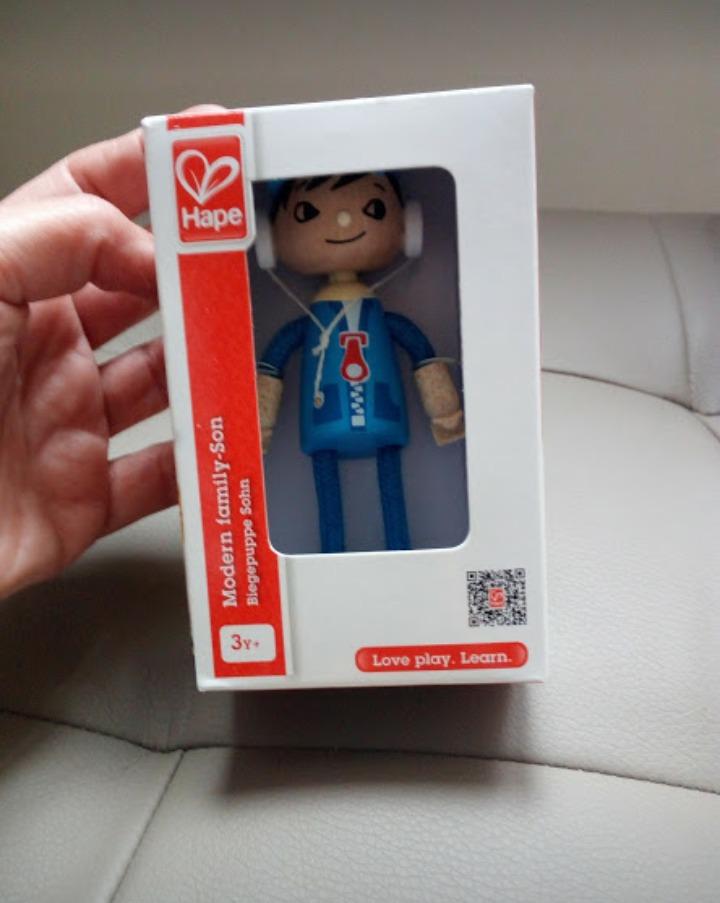 Hape Famiglia Moderna Figlio bambola legno con arti flessibili