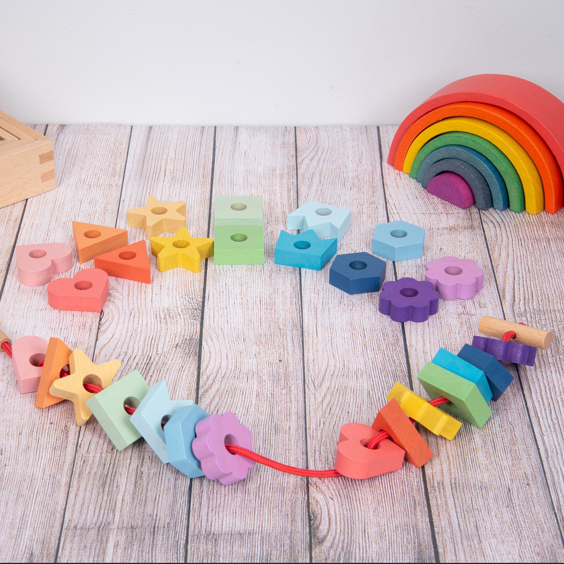 Tickit Rainbow Wooden Forme da Infilare 28 Pezzi in Legno