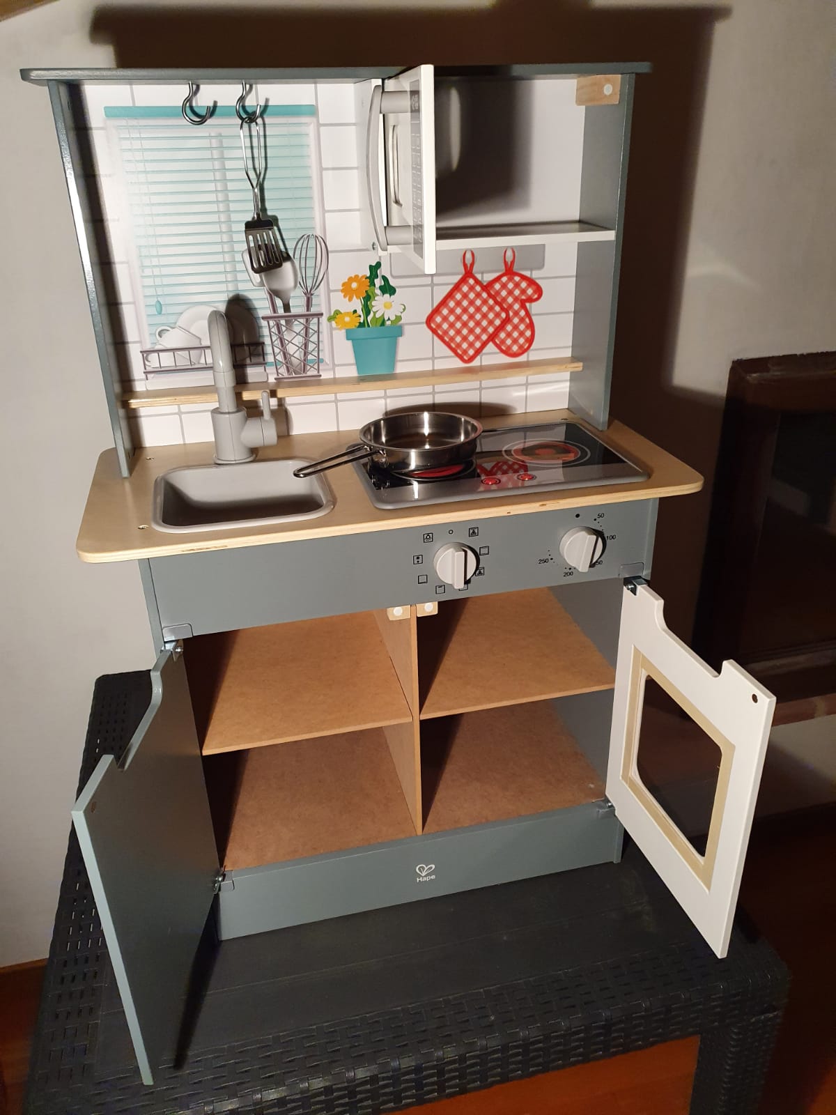 Hape E3166 Cucina Grigia giocattolo in legno con luci e suoni