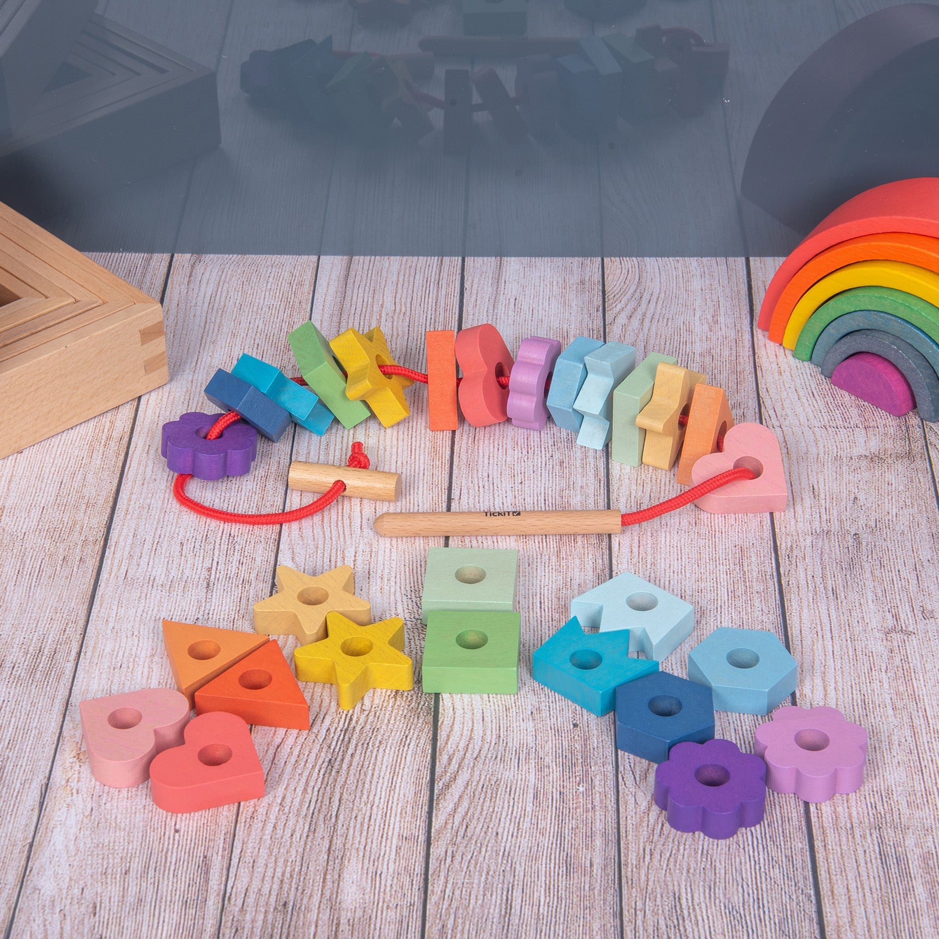 Tickit Rainbow Wooden Forme da Infilare 28 Pezzi in Legno