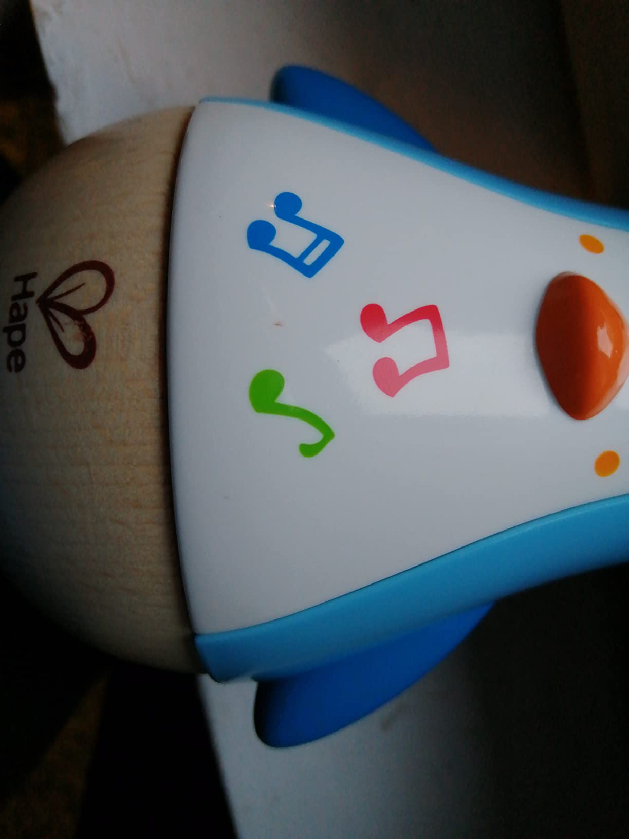 Hape Pinguino Musicale Oscillante Gioco in Legno 6 Mesi