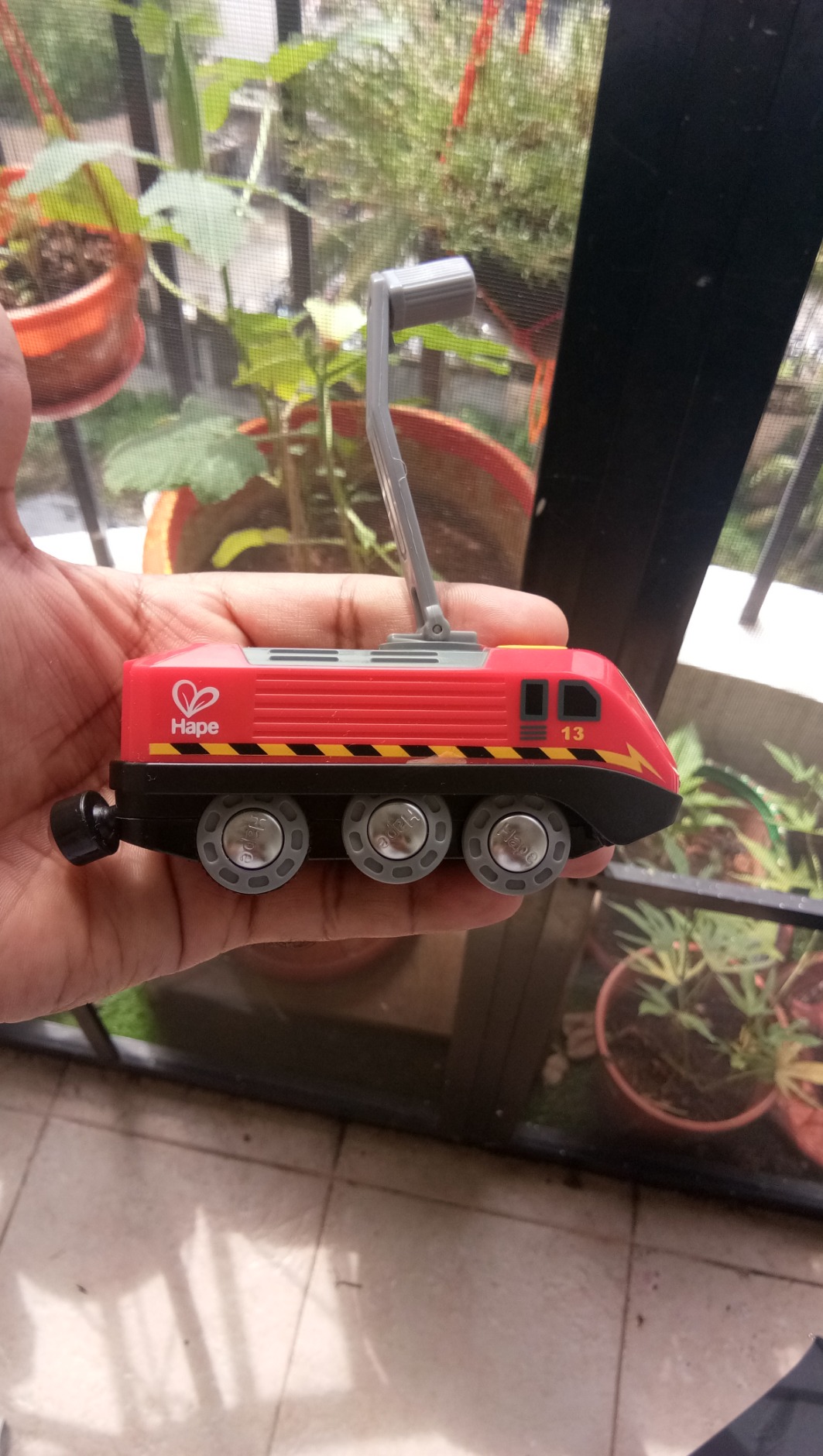 Hape treno a dinamo rosso giocattolo in legno