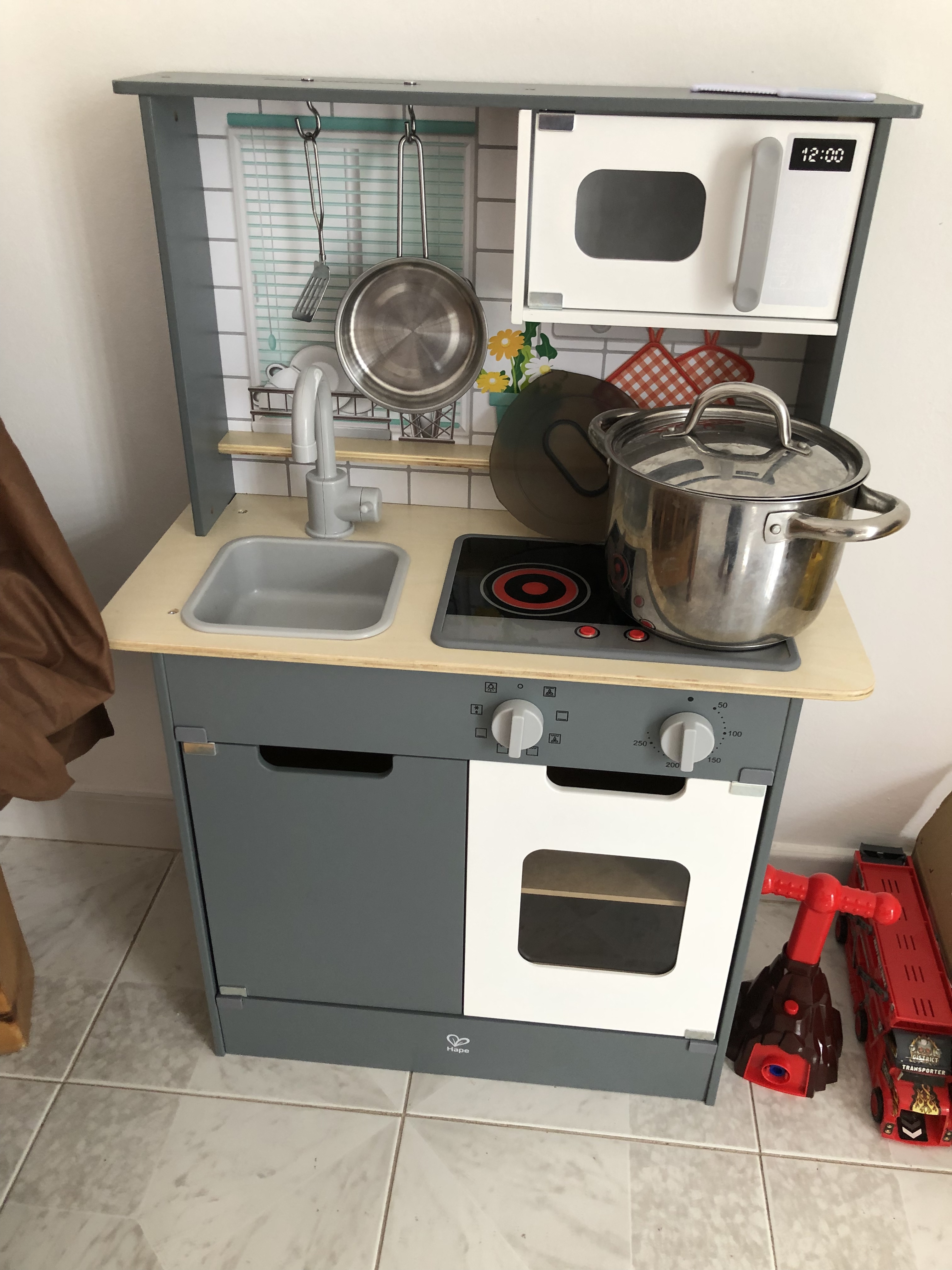 Hape E3166 Cucina Grigia giocattolo in legno con luci e suoni