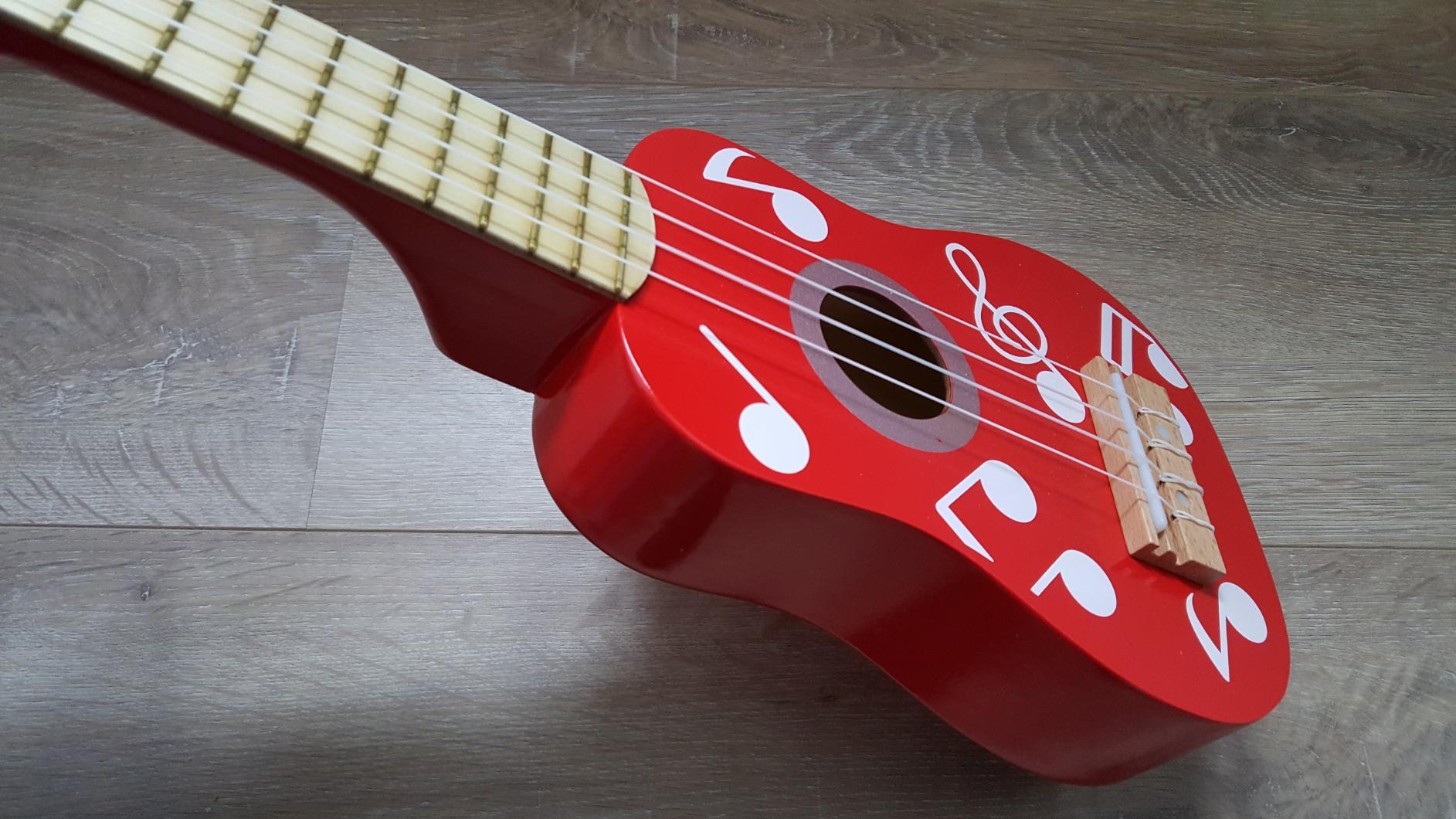 Hape E0603 ukulele in legno rosso accordabile dai 3 anni