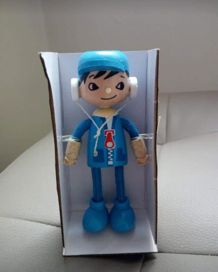 Hape Famiglia Moderna Figlio bambola legno con arti flessibili