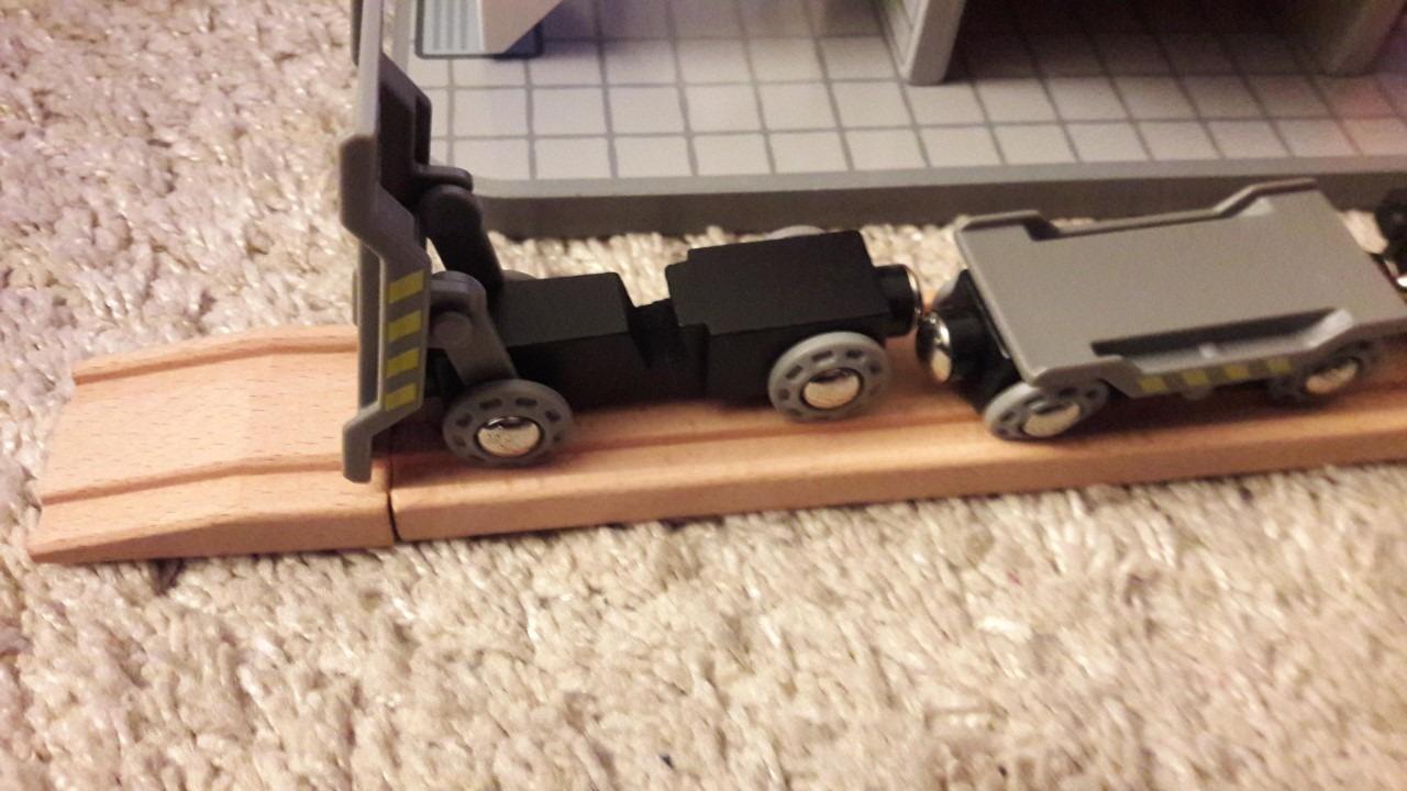 Hape E3734 race track station treno legno