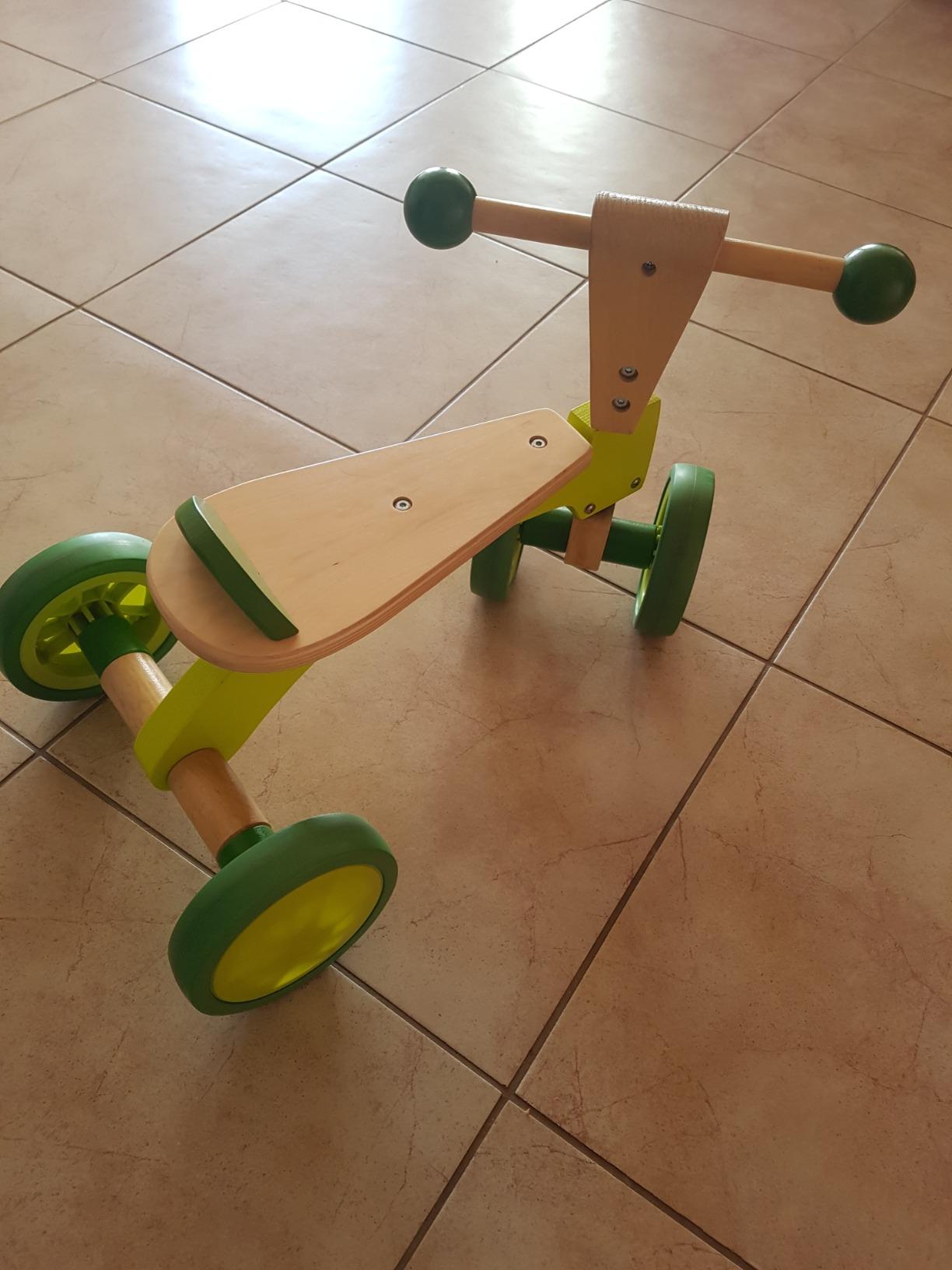Hape Scooter 4 Ruote Cavalcabile in Legno Senza Pedali 12 Mesi