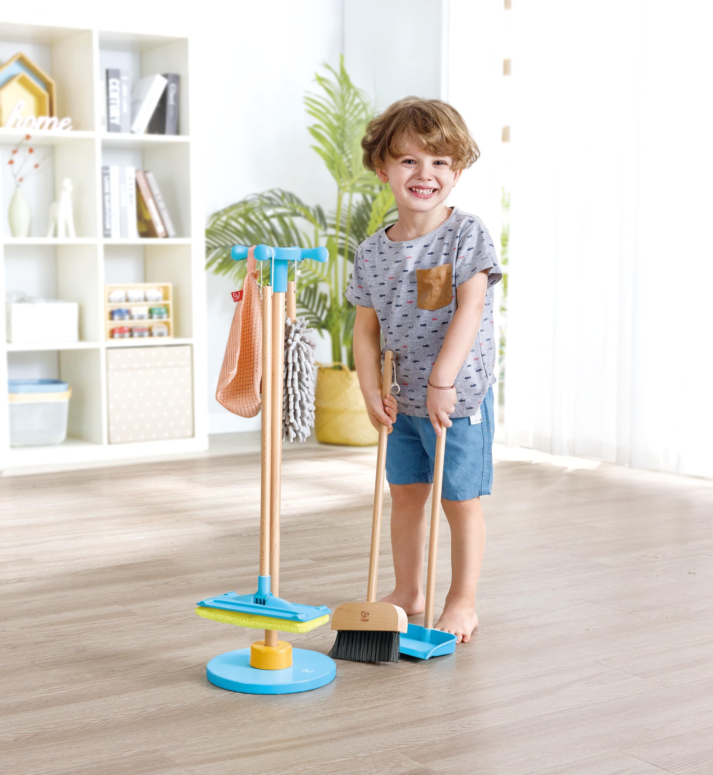 Hape Set Pulizia giocattolo con supporto per bambini