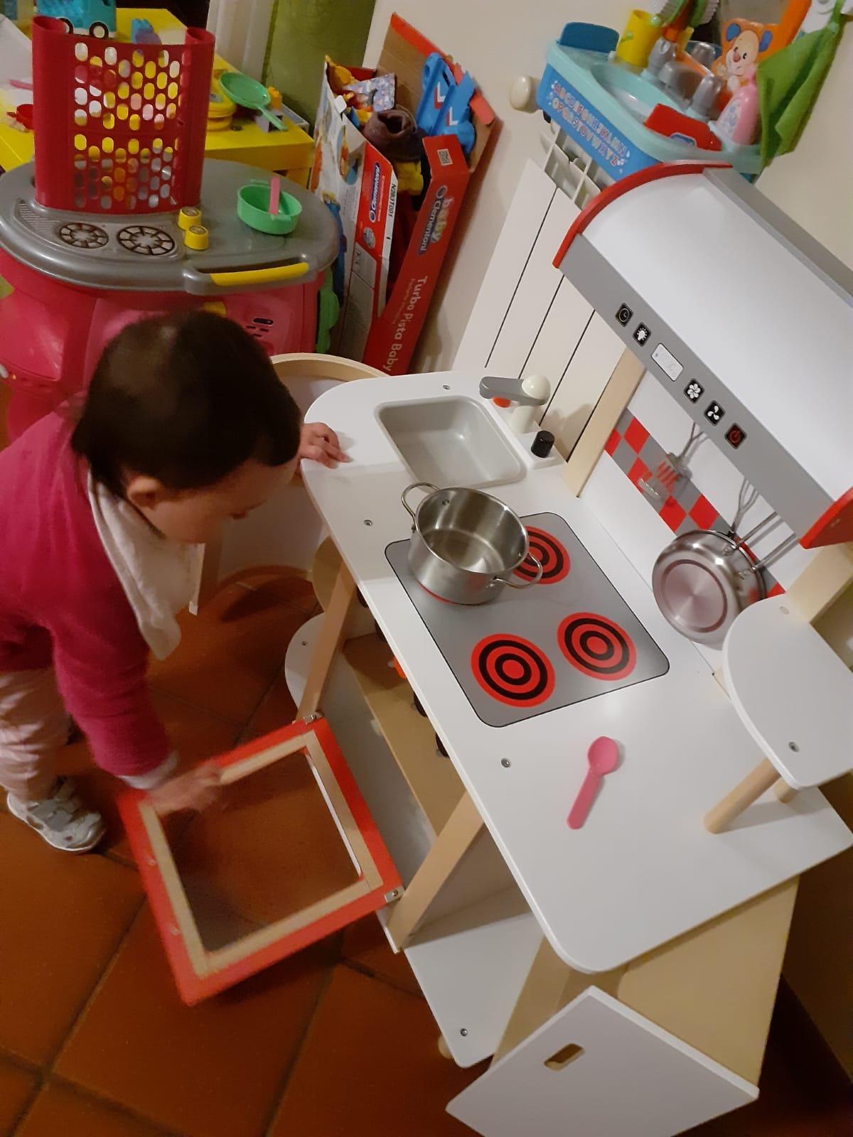 Hape E8018 Cucina multifunzione giocattolo con carrello